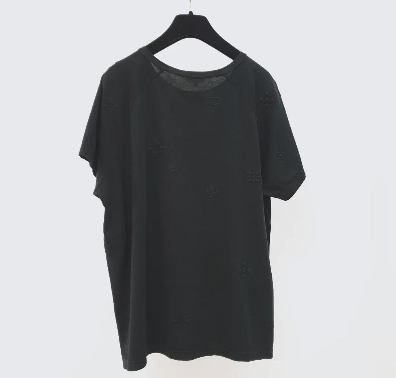 Elevate your wardrobe with this stunning Chanel 2021 Camellia Knit Top! This top features intricate camellia detailing and a comfortable knit fabric. Perfect for adding a touch of luxury to any outfit. 

Size: 44

Condition: Excellent pre-owned