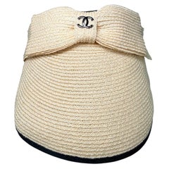 Visiera Chanel 2021 CC con fiocco in rafia, naturale e nera, taglia M.