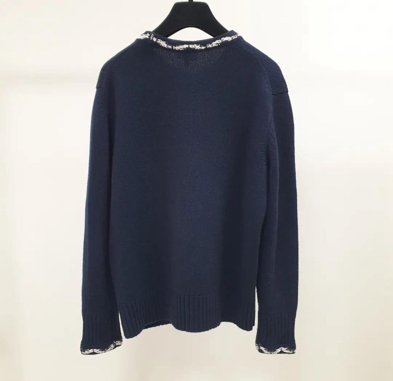 Chanel 'CC' Logo Cashmere Sweater

From 2021 collection in navy blue cashmere with white 

oversized 'CC' logo to the chest. Fancy tweed trim same colours to 

the neckline and cuffs.

Size - 36FR

Condition - Excellent