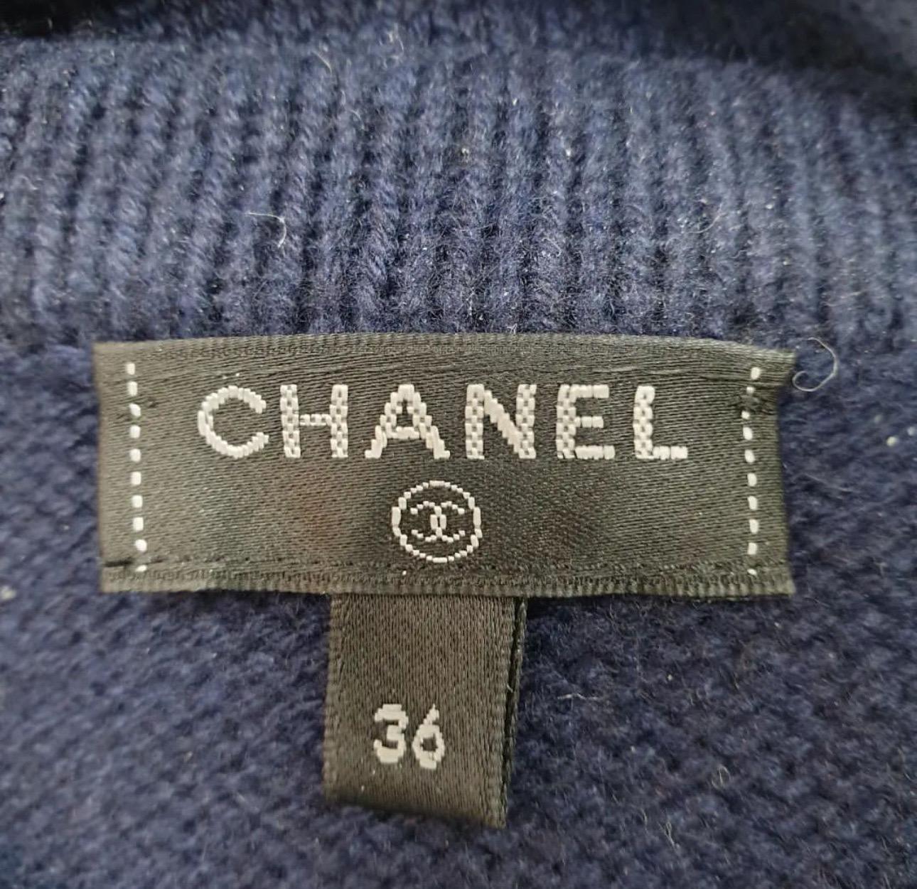  Chanel 2021 CC Logo Cashmere Sweater In Excellent Condition For Sale In Krakow, PL