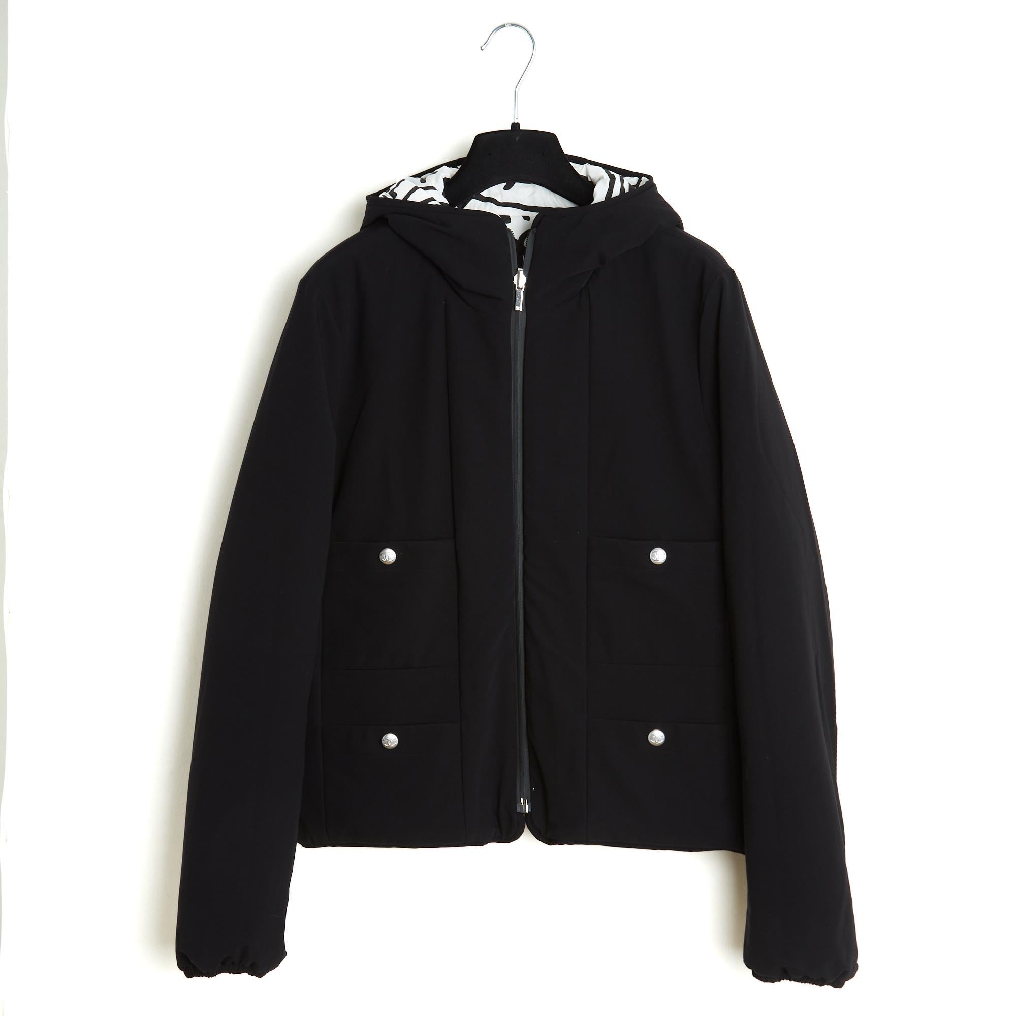 Gris Chanel 2021 Doudoune Coco Neige FR40 White Black Script Puffer Jacket UK12 US10 en vente