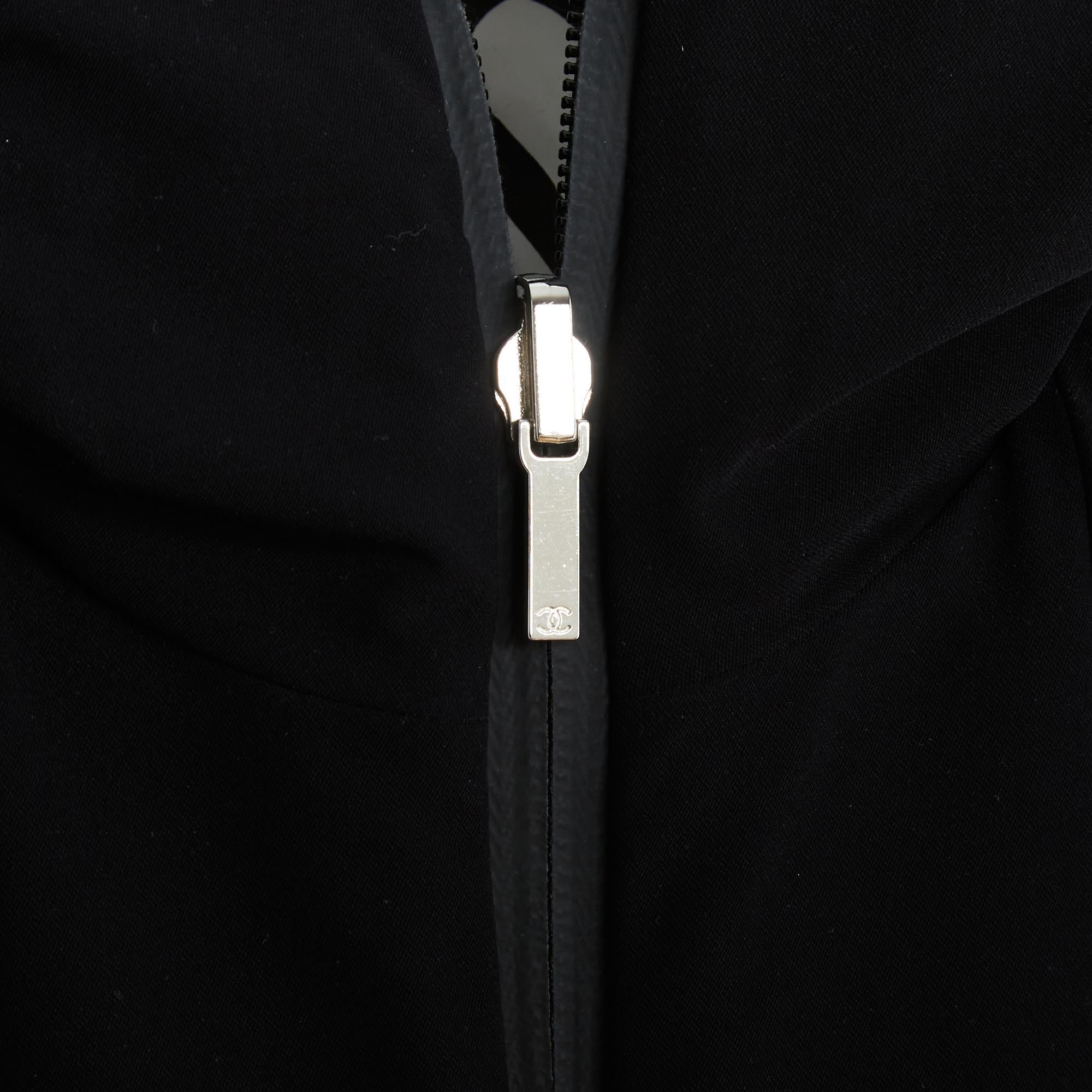 Chanel 2021 Doudoune Coco Neige FR40 White Black Script Puffer Jacket UK12 US10 en vente 1