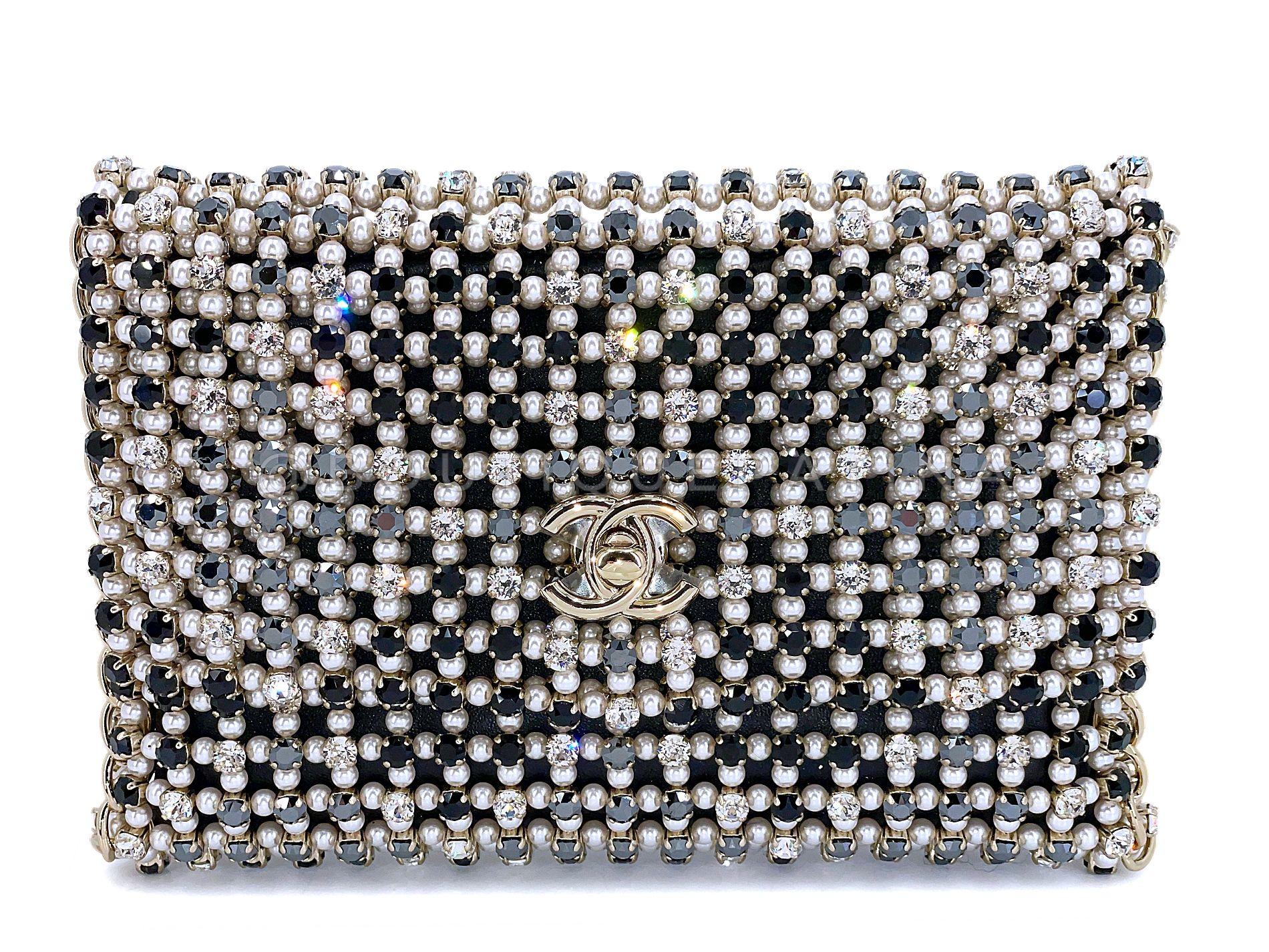 Artikel speichern: 67895
Eine der begehrtesten Taschen der letzten Kollektionen von Virginie ist diese Chanel 2021 Evening Gold Pearls Crystal Flap Bag aus der Herbst-Winter-Kollektion 2021. 

Das Äußere besteht aus Kunstperlen, großen