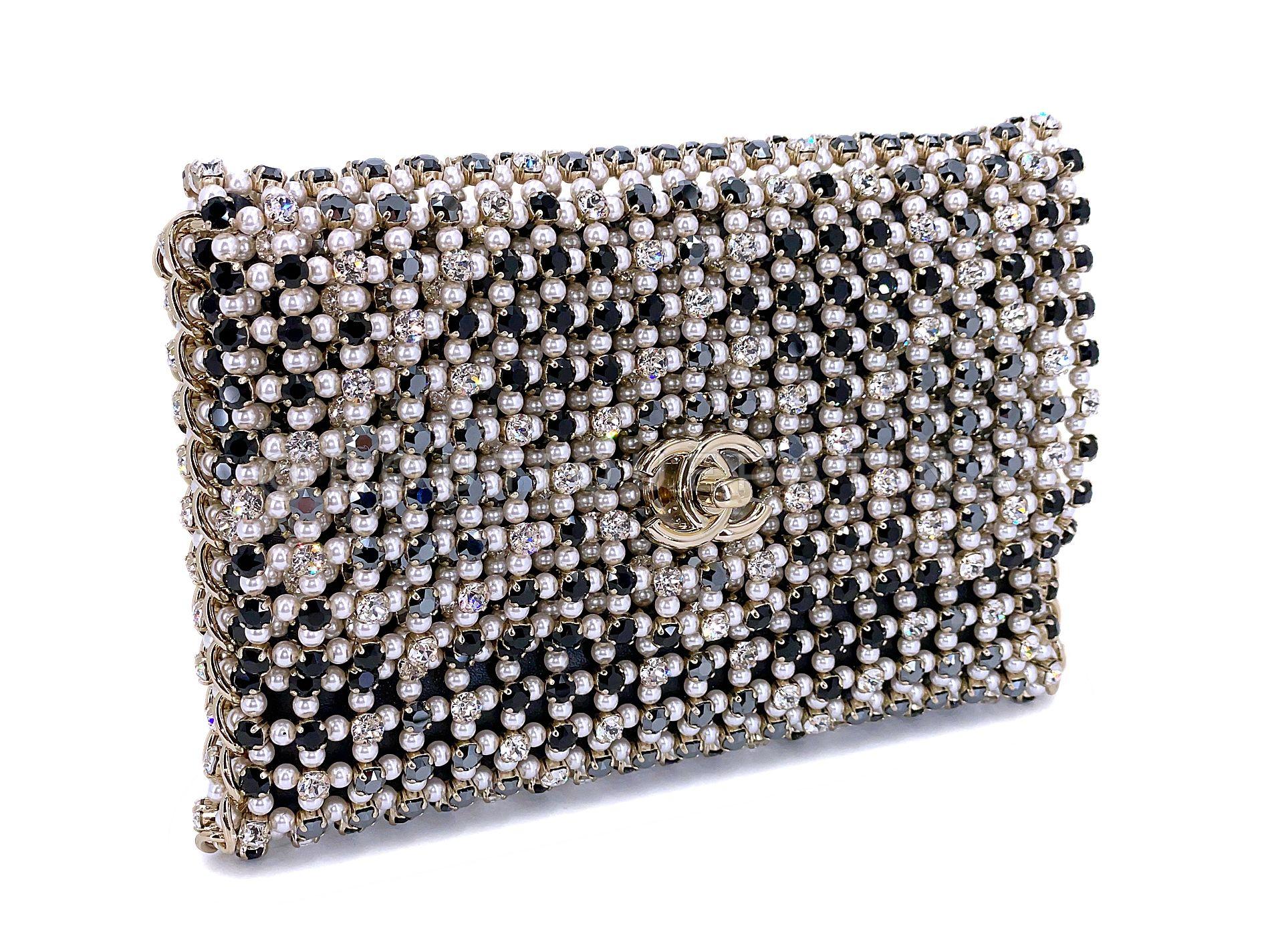 Chanel 2021 Sac à rabat en perles dorées et cristal 67895 Excellent état - En vente à Costa Mesa, CA