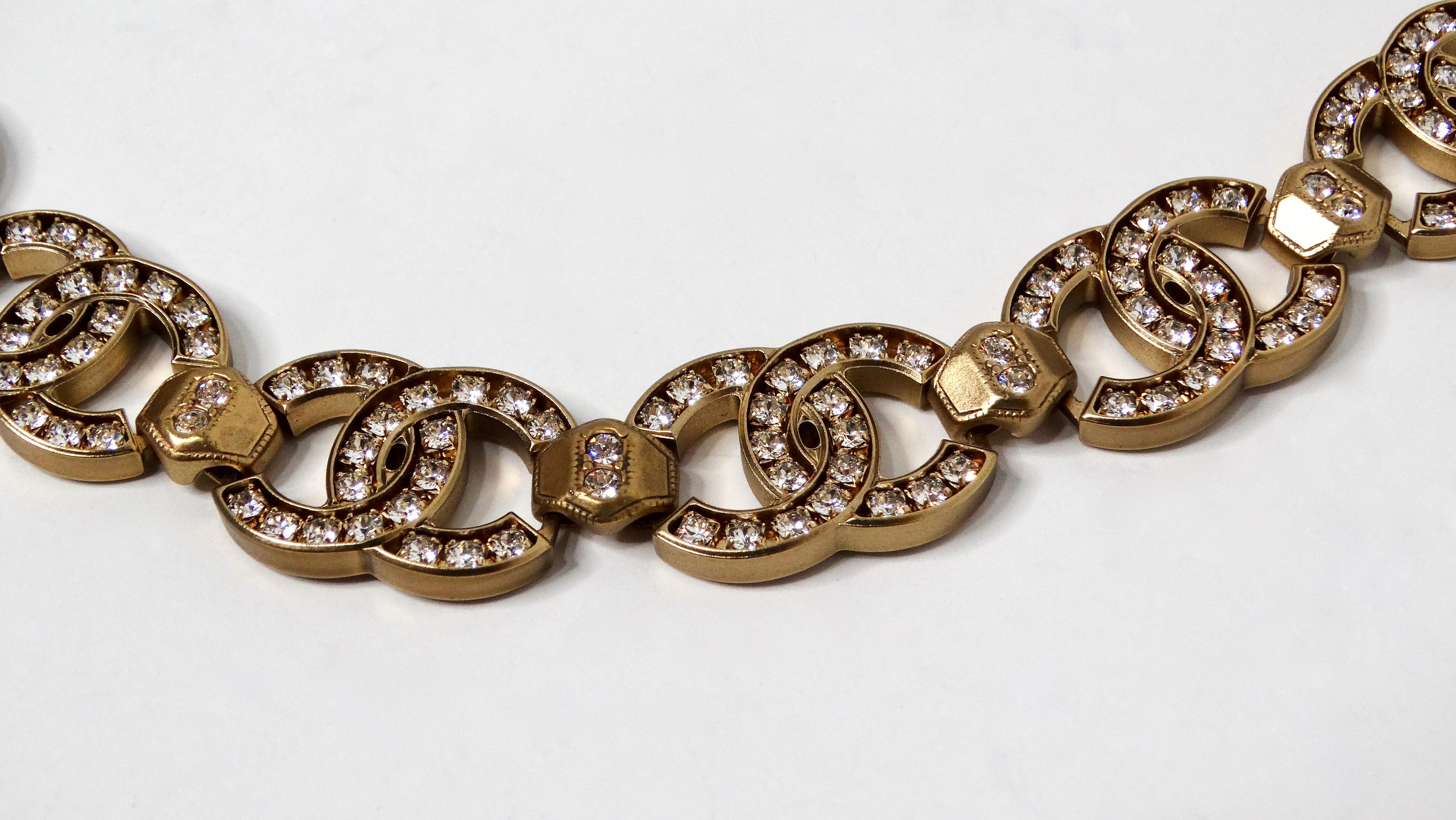 Chanel 2021 Collar gargantilla con logotipo CC entrelazado de cristal dorado en Bueno estado para la venta en Scottsdale, AZ
