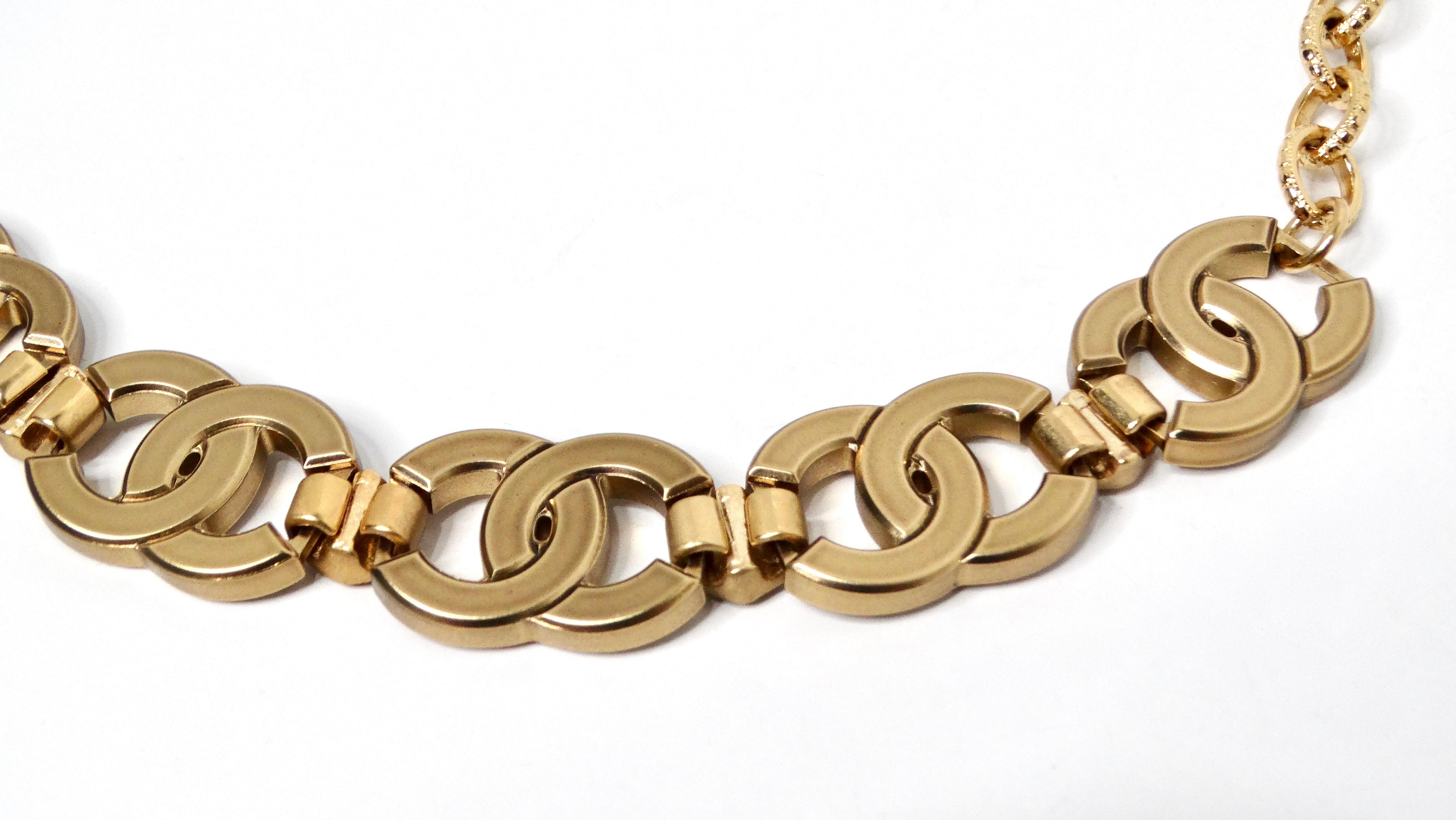 De las mujeres Chanel 2021 Collar gargantilla con logotipo CC entrelazado de cristal dorado en venta