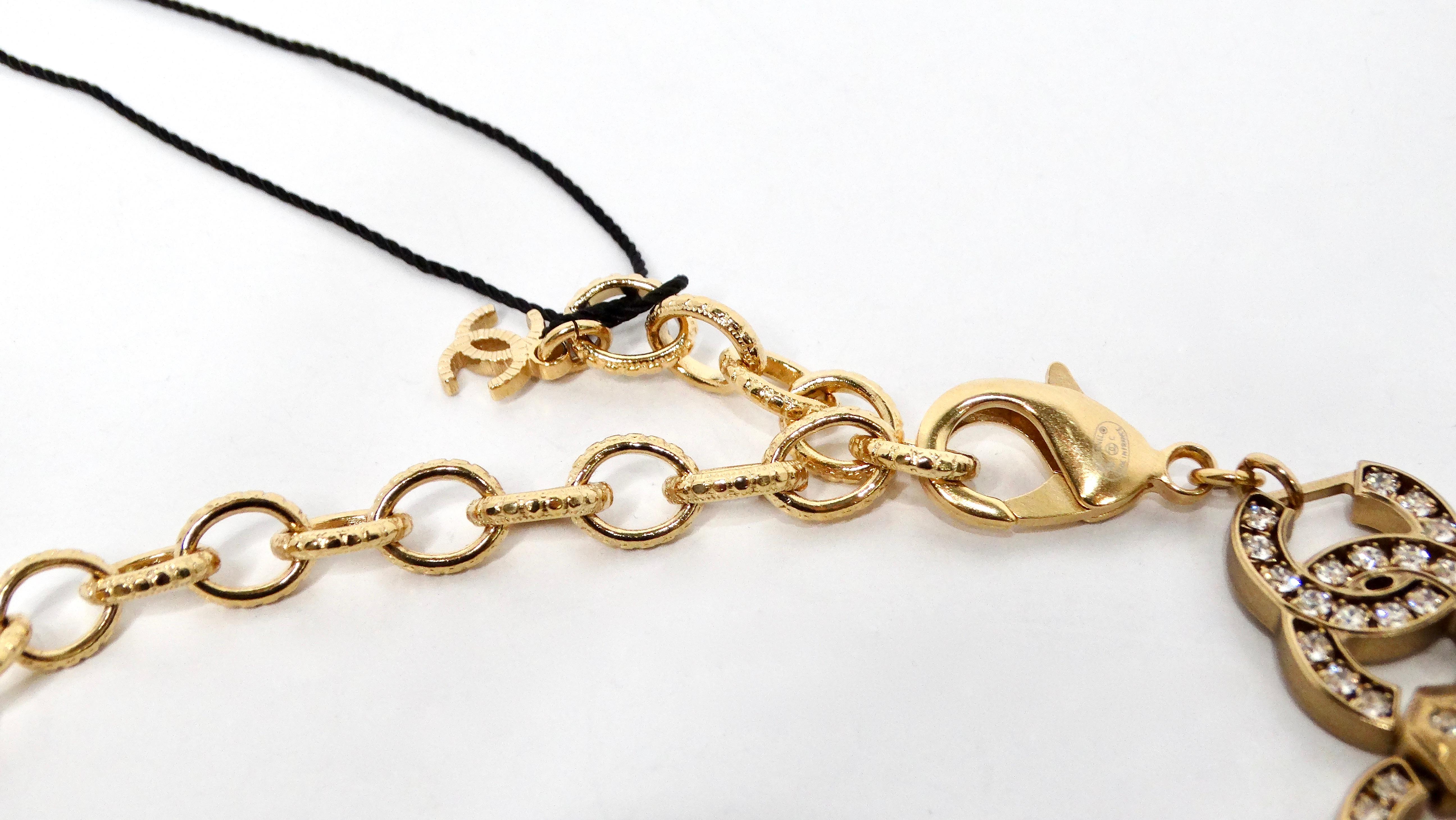 Chanel 2021 Collar gargantilla con logotipo CC entrelazado de cristal dorado en venta 1