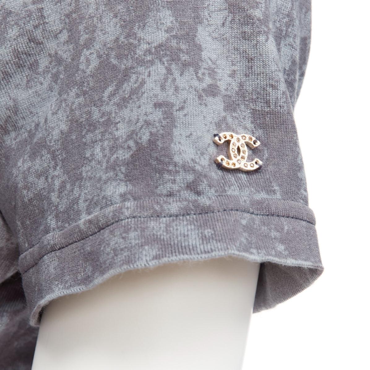 CHANEL 2021 grey rope logo embroidery tie cropped tshirt FR34 XS
Reference: AAWC/A00792
Brand: Chanel
Designer: Virginie Viard
Collection: 2021
Material: Cotton
Color: Grey
Pattern: Tie Dye
Closure: Self Tie
Extra Details: Self tie at waist.
Made