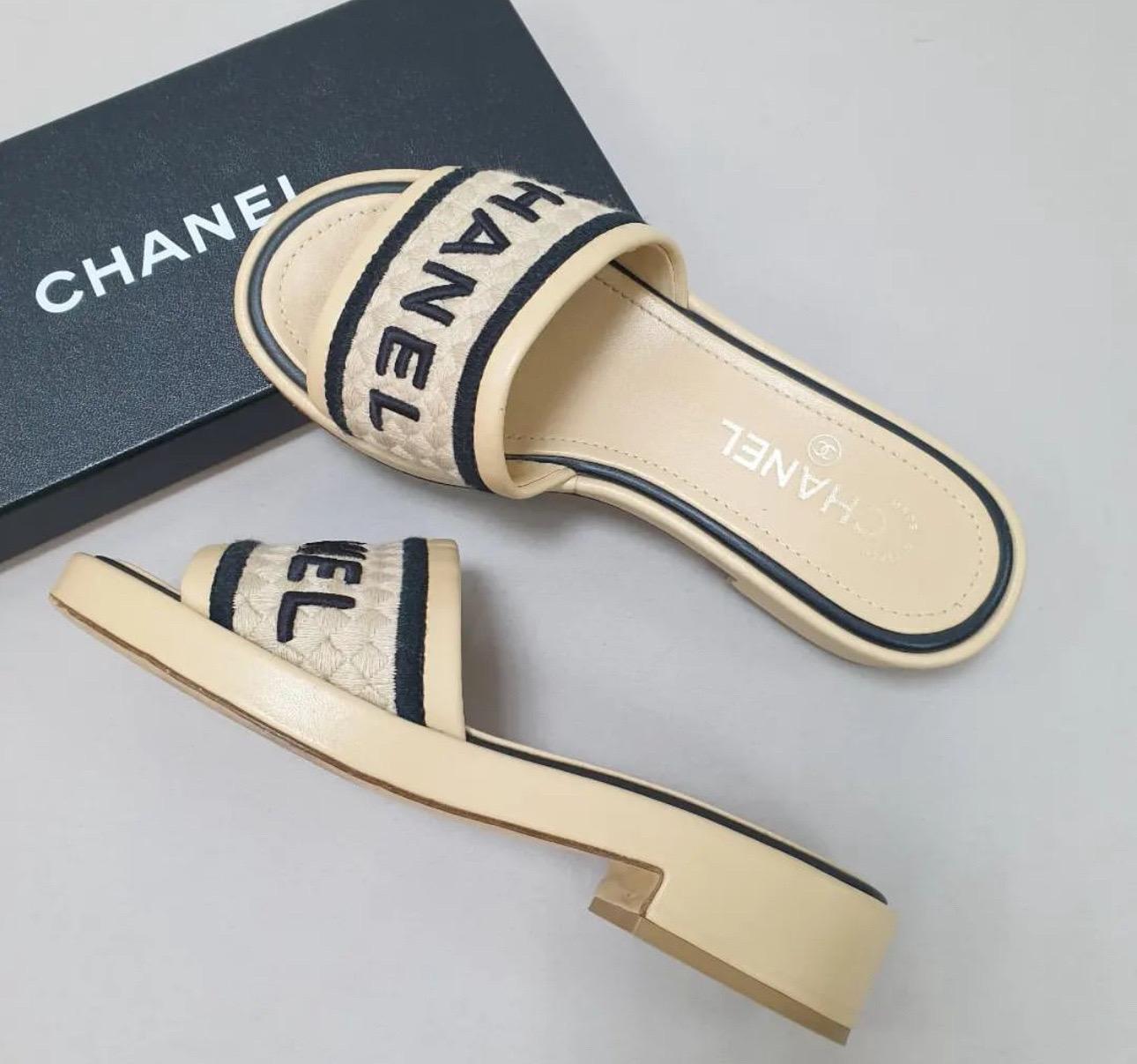     Chanel Leather Slides
    From the 2021 Collection by Virginie Viard
    White
    Interlocking CC Logo
    Embroidered Accent



Very good condition.
Signs of wear seen on pics.
Sz. 37
No box. No dust bag
