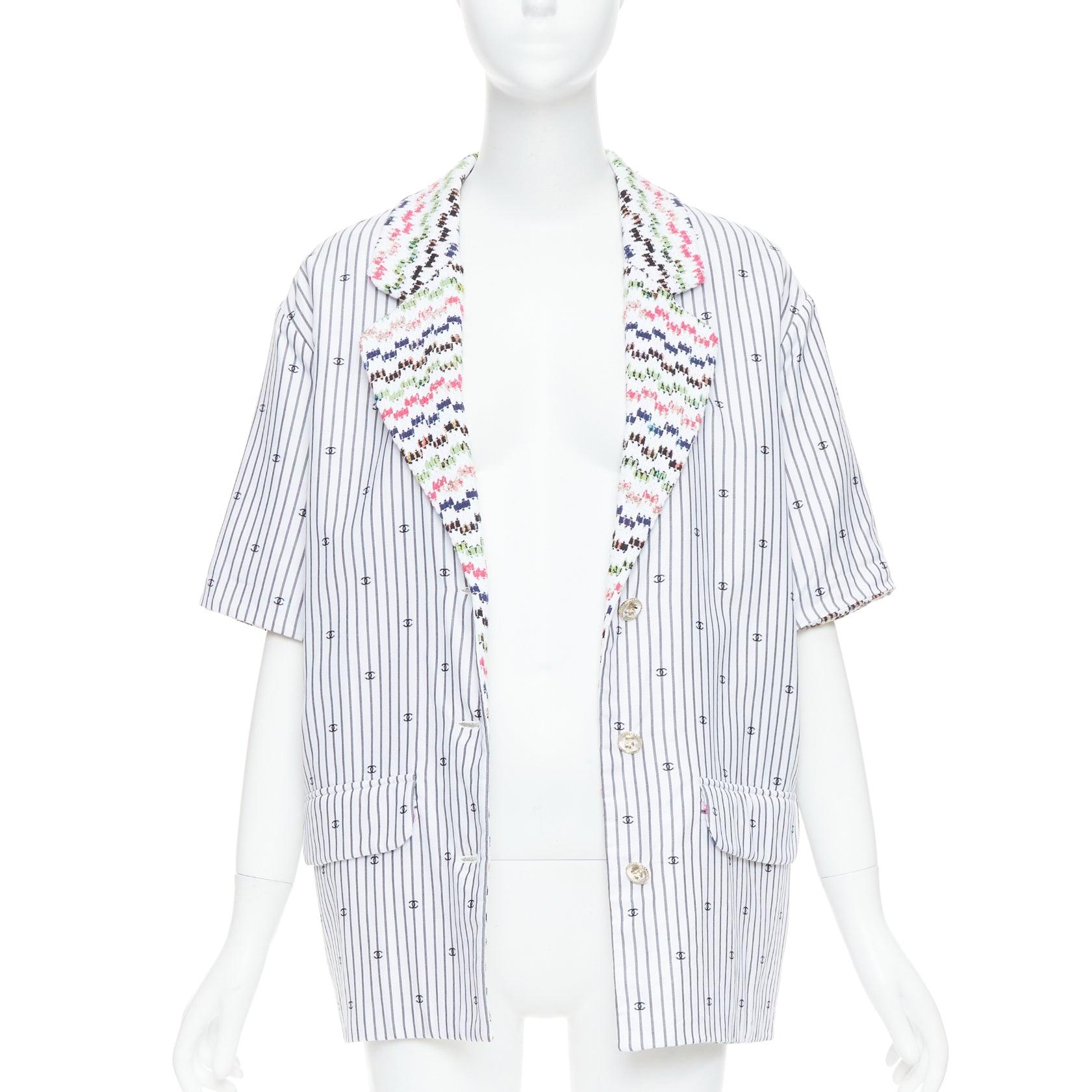 Gris CHANEL 2021 multicolore tweed blanc rayé logo CC à manches courtes FR38 M en vente