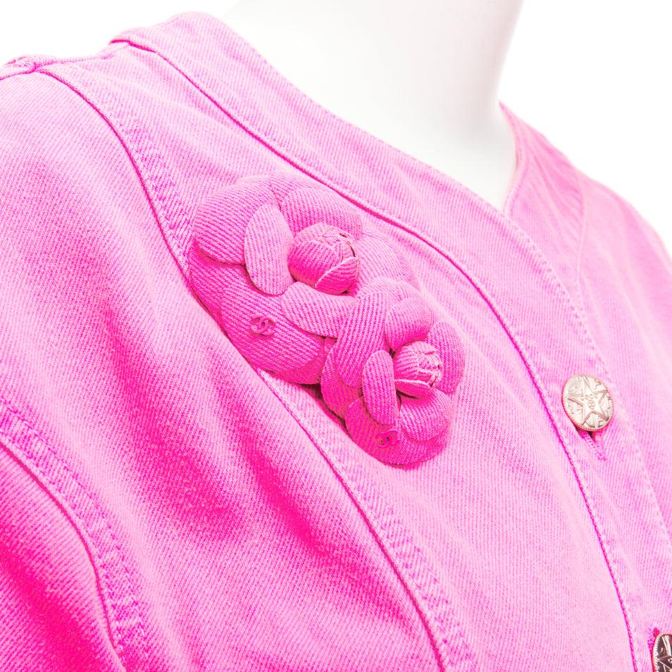 CHANEL 2021 neon pink cotton denim CC logo camellia embellished jacket FR34 XS
Reference: AAWC/A00719
Brand: Chanel
Designer: Virginie Viard
Collection: 2021
Material: Cotton
Color: Neon Pink
Pattern: Solid
Closure: Button
Lining: Pink Cotton
Extra