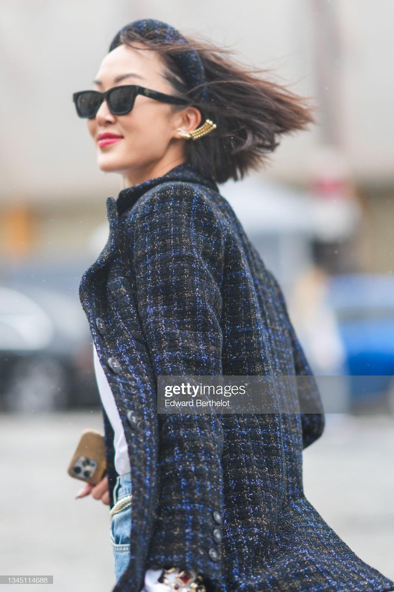 Chanel 2021 Runway Black Iridescent Tweed Jacket In New Condition In Dubai, AE