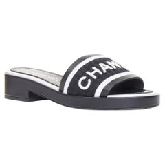 CHANEL 2021 Runway embroidered lambskin CC block heeled mule sandals EU35.5