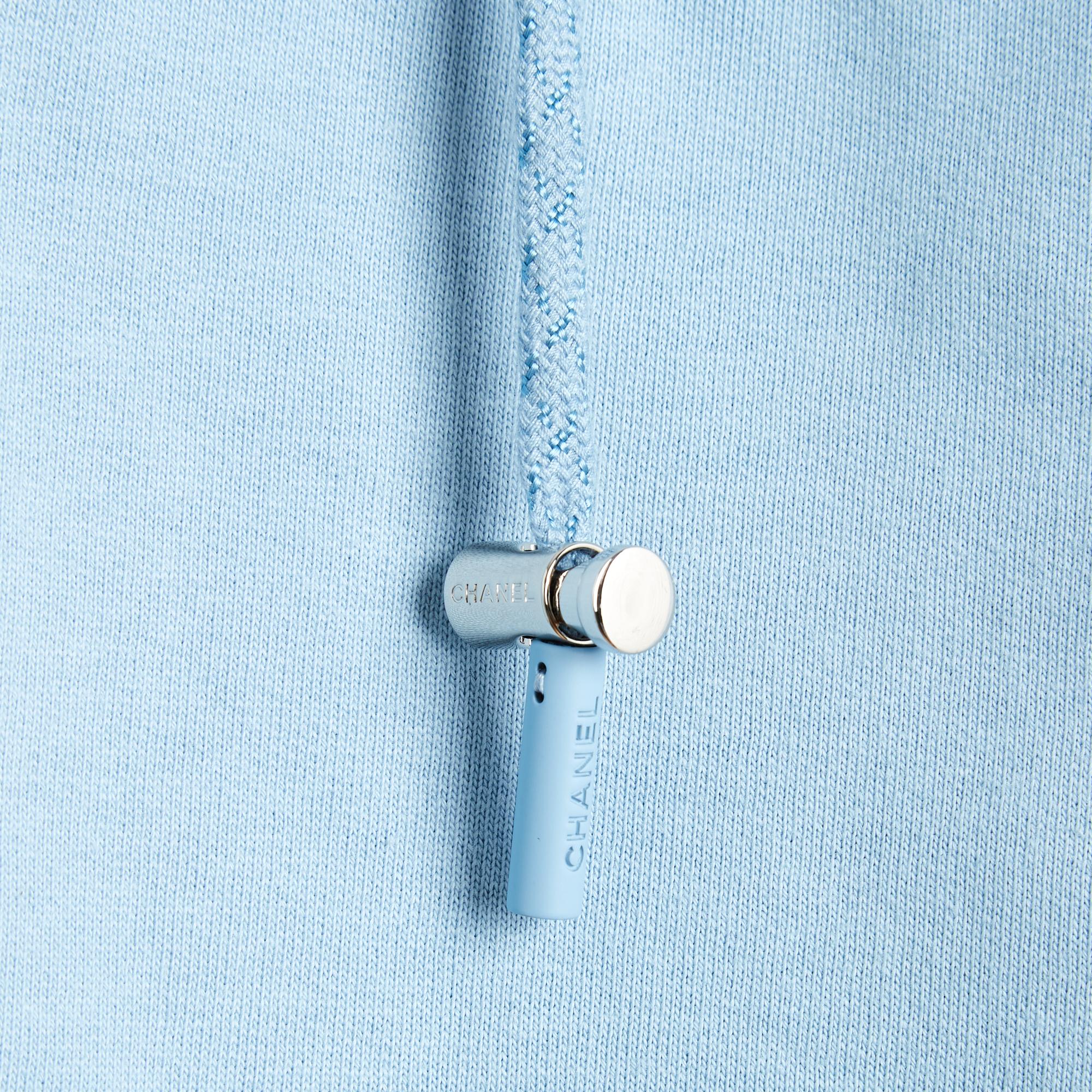 Chanel 2021 Felpa F40 Baby Blue Cotone ricamato Felpa con cappuccio UK10 US8 In condizioni Nuovo in vendita a PARIS, FR