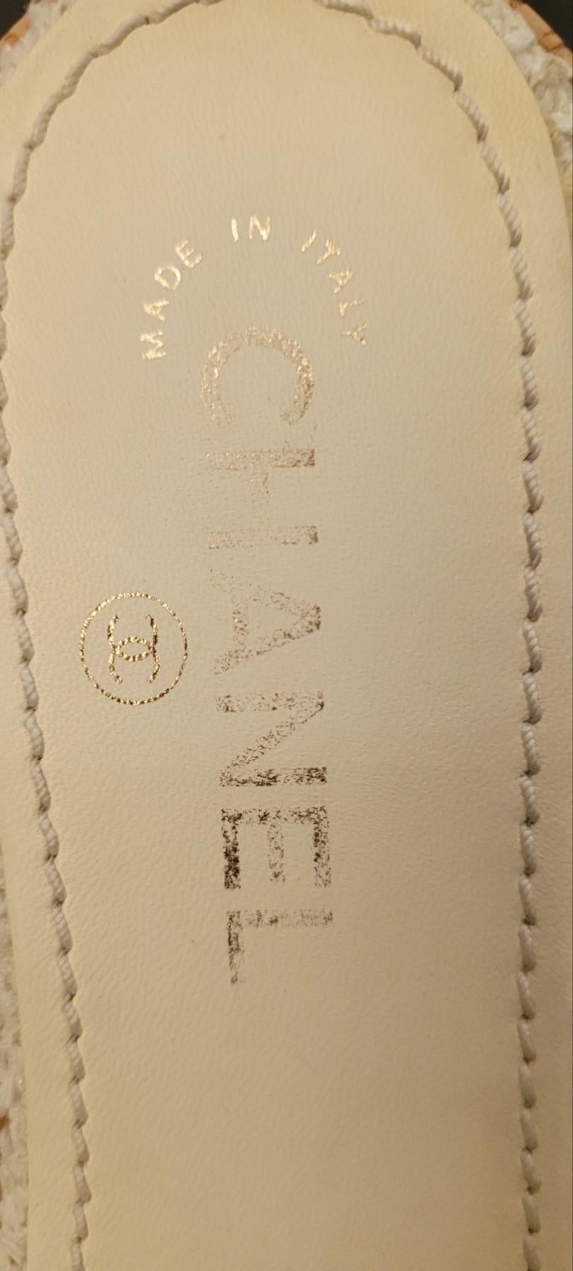     Chanel Sandalen aus Tweed
    Aus der Cruise 2021 Collection'S von Virginie Viard
    Weiß
    Colorblock-Muster
    Maschendraht-Akzente


Sehr guter Zustand.
Gebrauchsspuren auf den Bildern zu sehen.
Sz. 39
Keine Box. Kein Staubbeutel