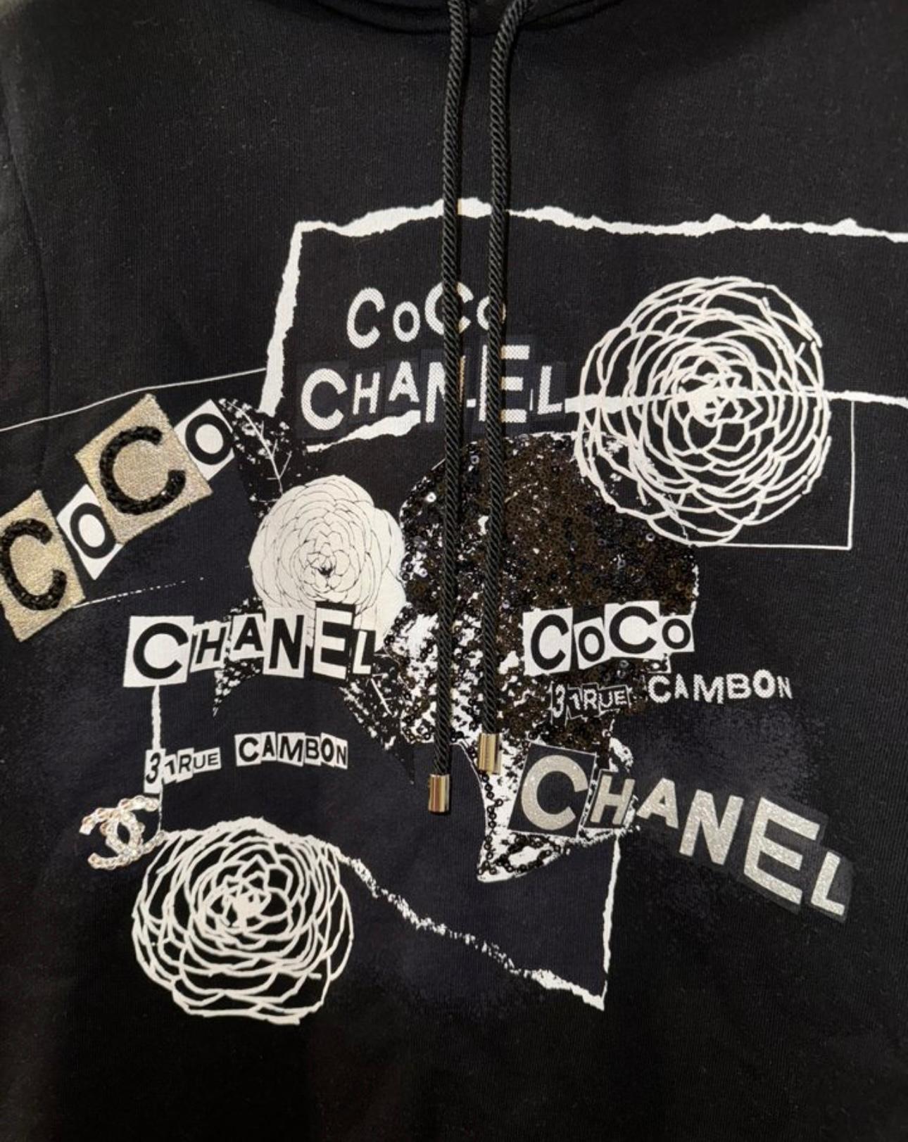 Chanel 2021 Virginie Viard Stil CC Logo Graffiti Weste mit Kapuze und Kapuze im Angebot 7