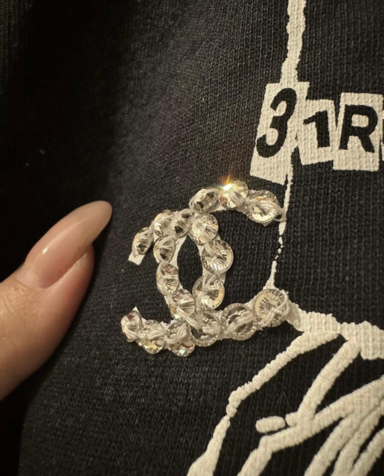 Chanel 2021 Virginie Viard Style CC Logo Graffiti Gilet à capuche en vente 3