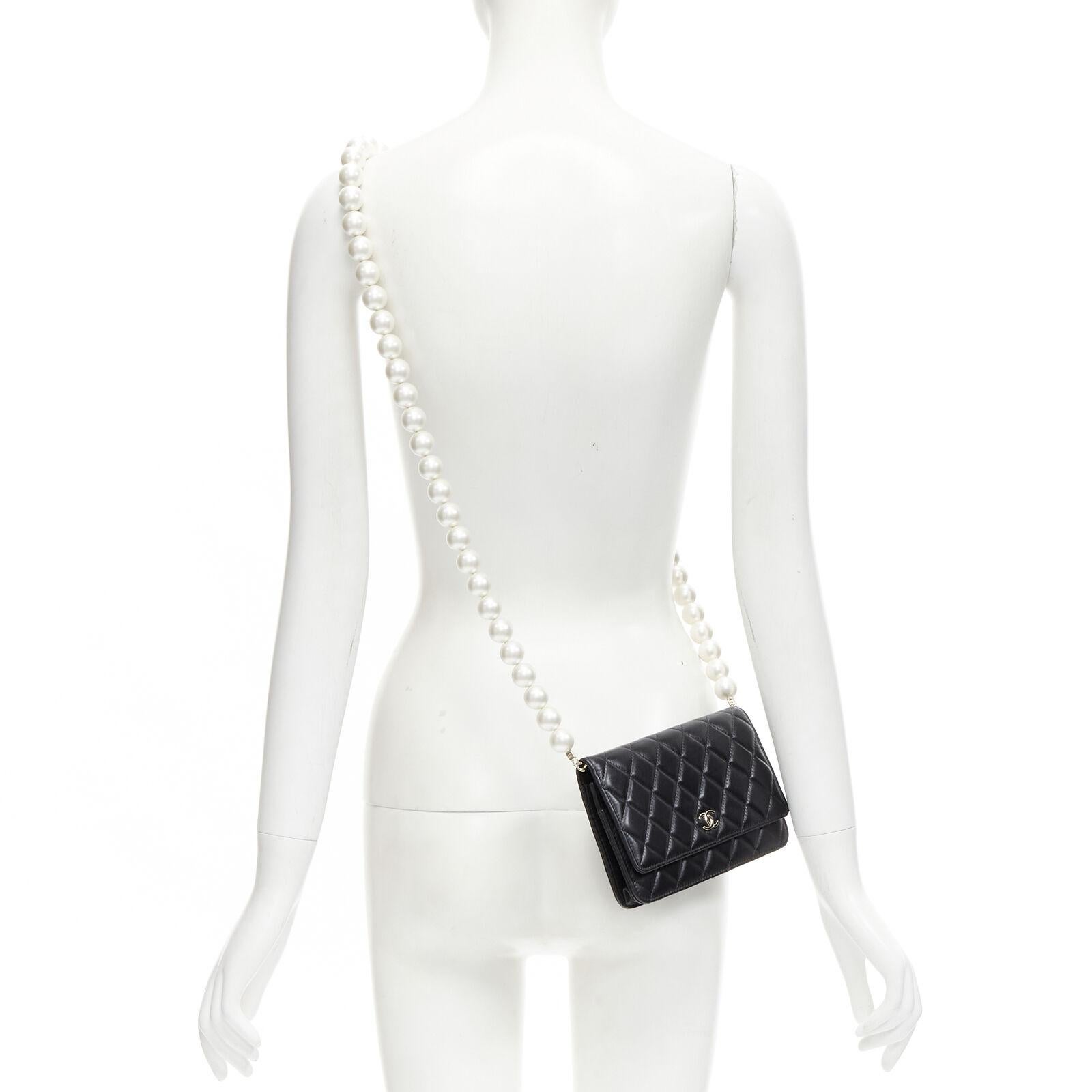 CHANEL 2021 XL pearl black quilted leather flap wallet on chain crossbody bag
Reference: AAWC/A00397
Brand: Chanel
Designer: Virginie Viard
Collection: 2021 - Runway
Material: Leather, Plastic
Color: Black, Pearl
Pattern: Solid
Closure: