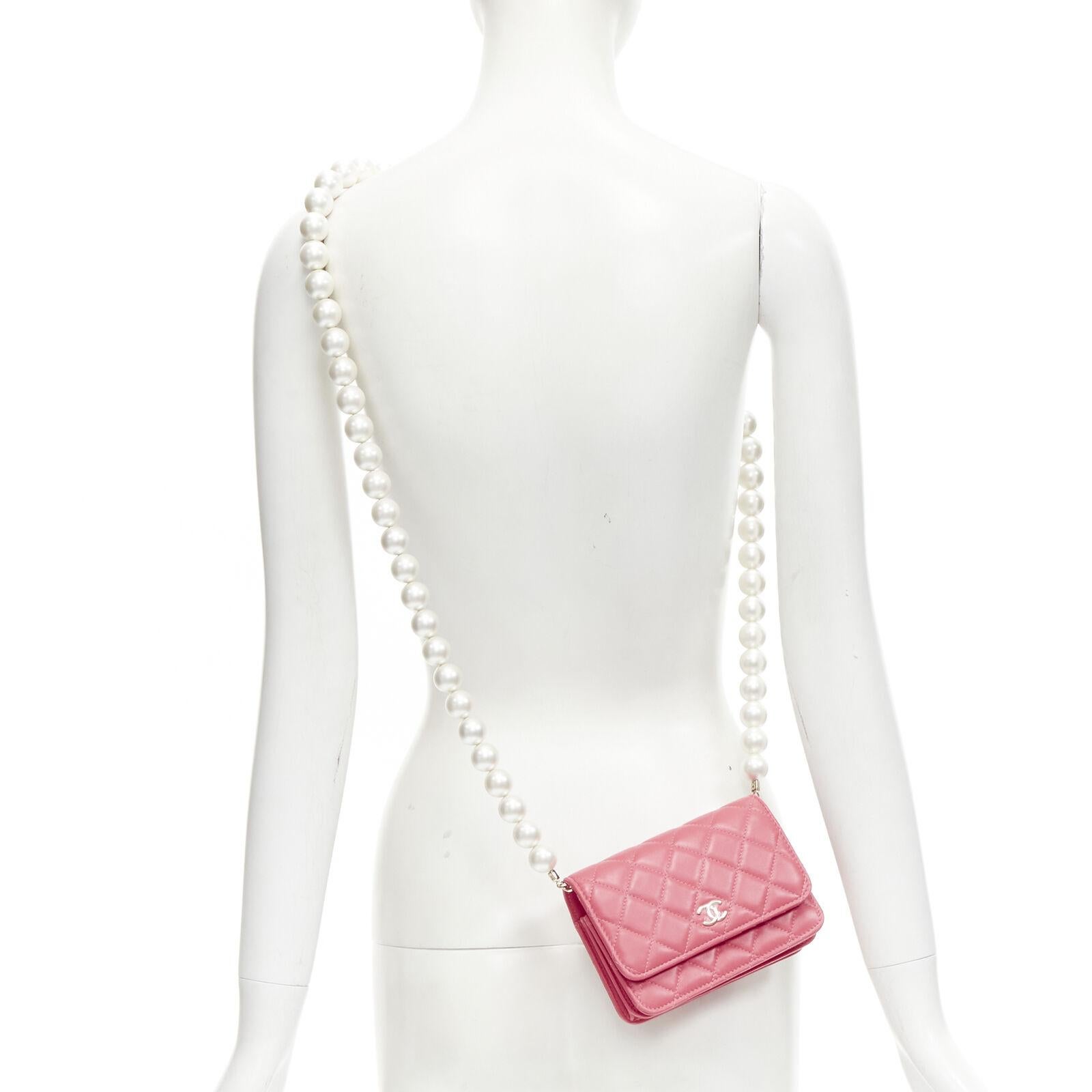 CHANEL 2021 XL pearl pink quilted leather flap wallet on chain crossbody bag
Reference: AAWC/A00398
Brand: Chanel
Designer: Virginie Viard
Collection: 2021
Material: Leather, Plastic
Color: Pink, White
Pattern: Solid
Closure: Magnet
Lining: