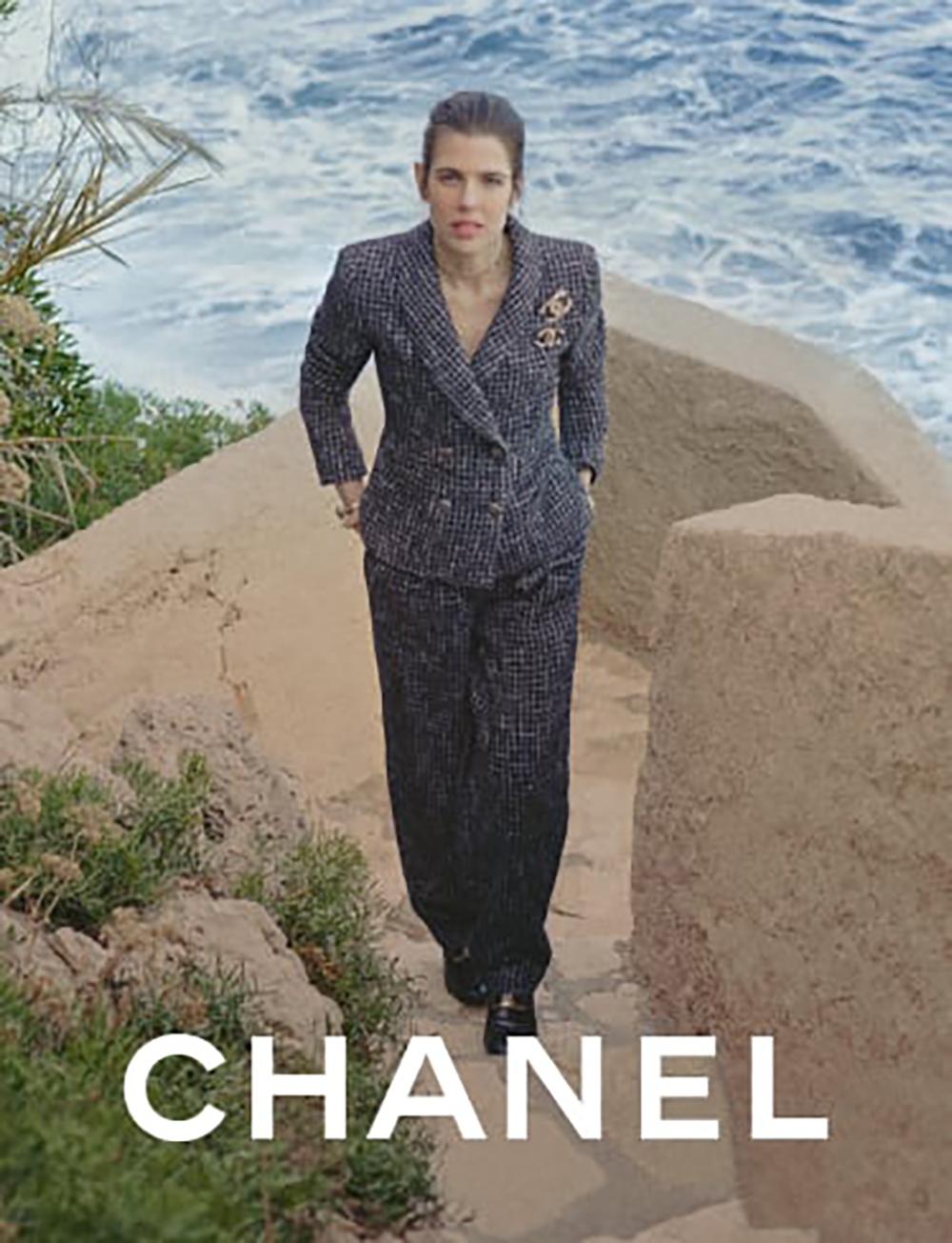 Stunning Chanel black & turquoise shimmering tweed jacket from 2022 / 2023 Fall Pre Collection : as seen in AD Campaign !
Size mark 42 FR. Condition: never worn.
- CC logo buttons at front and cuffs
- fabulous tweed with subtle shimmer
- black silk