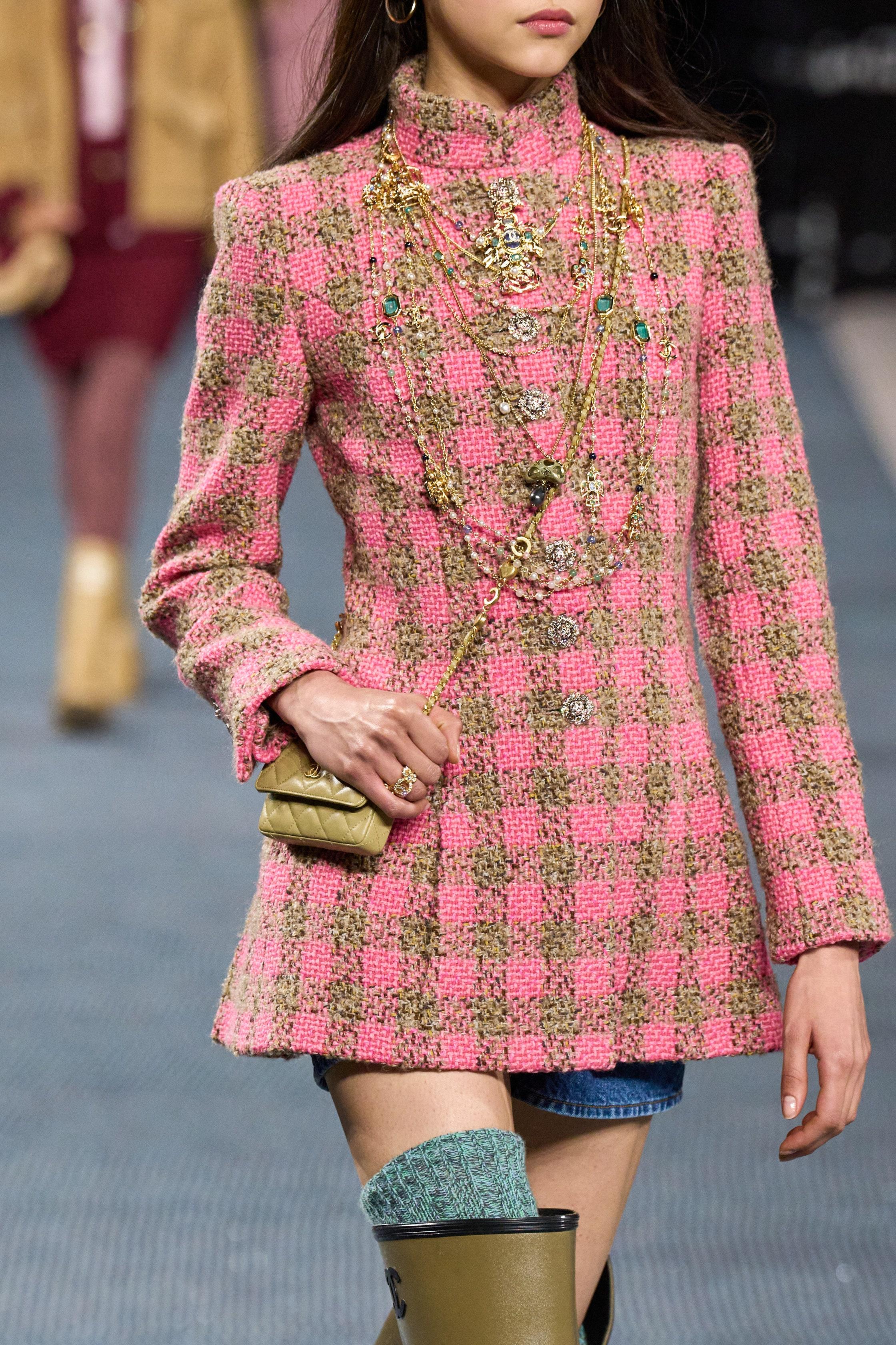 Rose CHANEL 2022 Ad Campaign Iconic Tweed Jacket 34 FR en vente