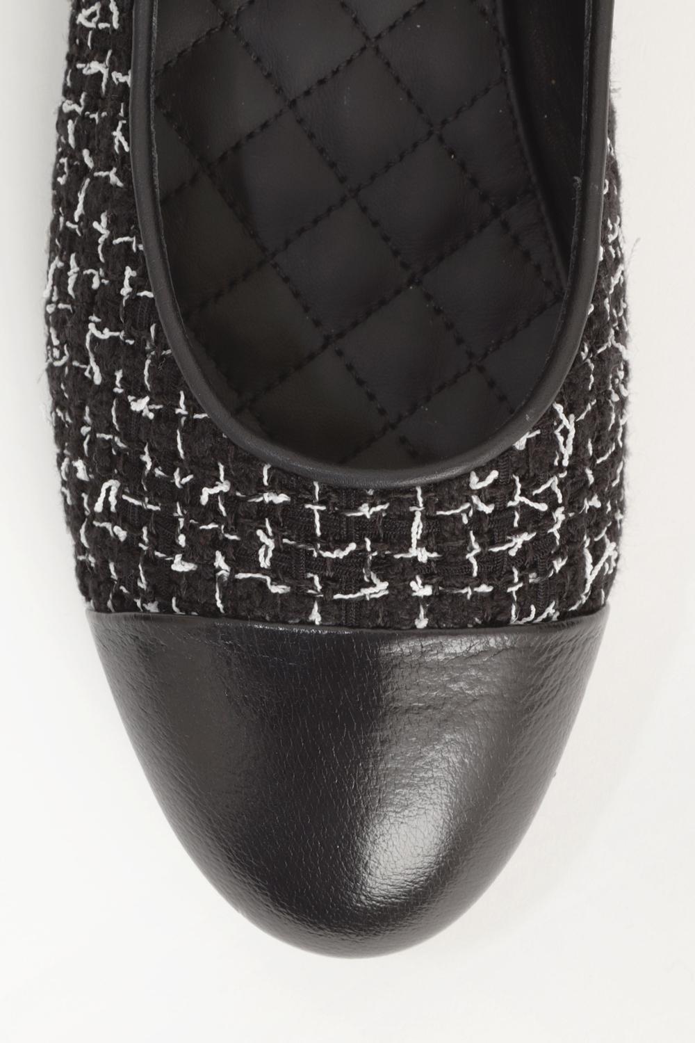 Chanel 2022 Ballerine con cinturini alla caviglia con charme nero & bianco 40.5 New Box in vendita 5