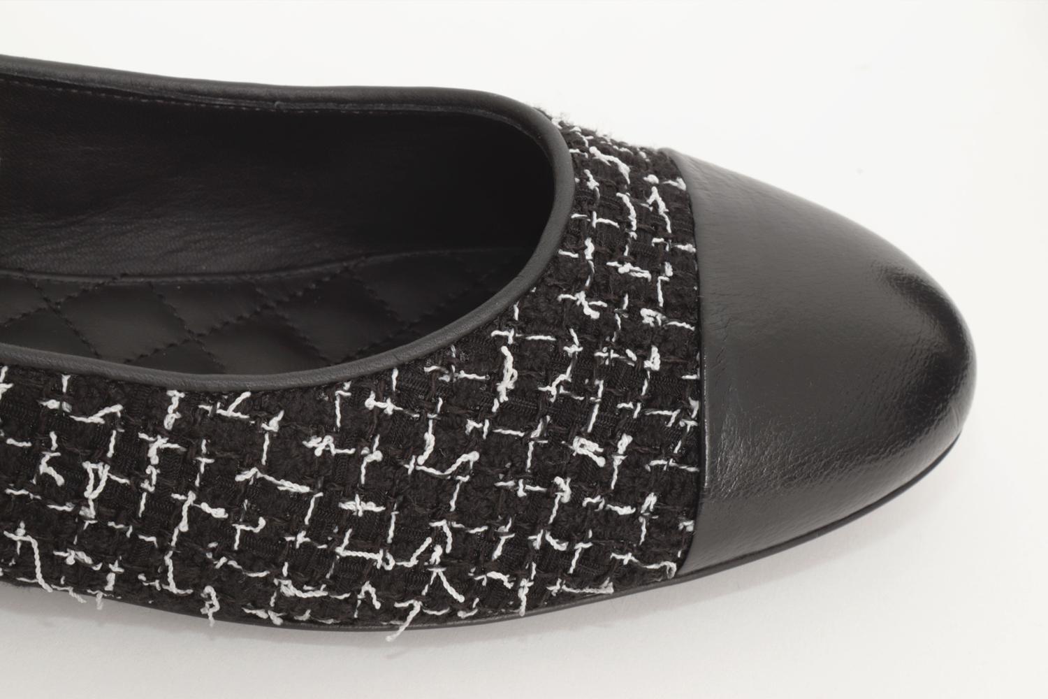 Chanel 2022 Ballerine con cinturini alla caviglia con charme nero & bianco 40.5 New Box in vendita 6