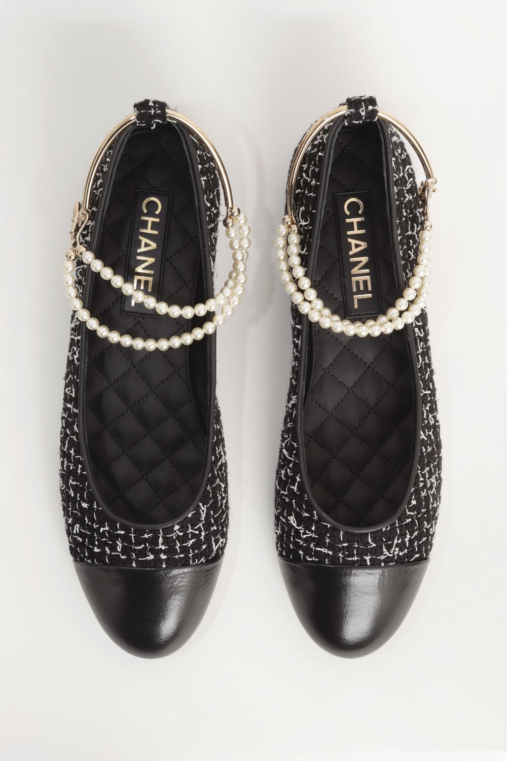 Chanel 2022 Ballerine con cinturini alla caviglia con charme nero & bianco 40.5 New Box In condizioni Nuovo in vendita a London, GB