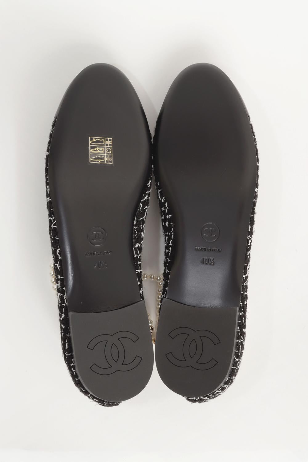 Donna Chanel 2022 Ballerine con cinturini alla caviglia con charme nero & bianco 40.5 New Box in vendita