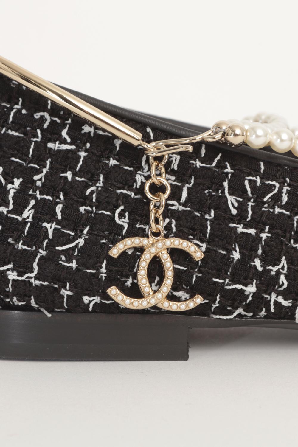 Chanel 2022 Ballerine con cinturini alla caviglia con charme nero & bianco 40.5 New Box in vendita 1