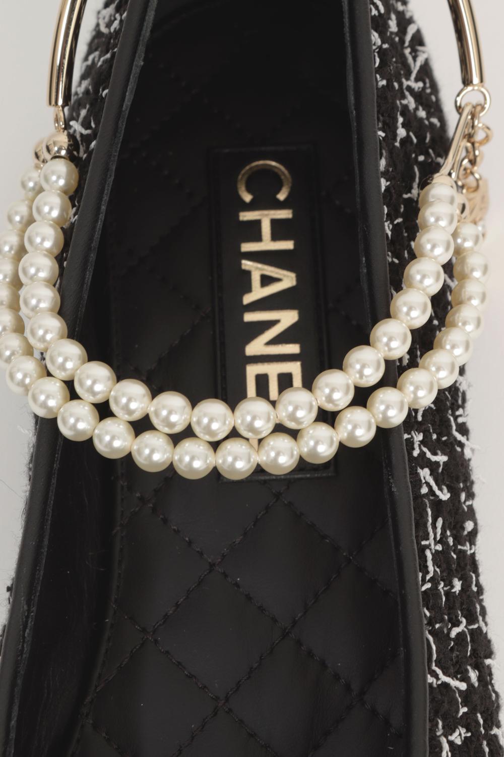 Chanel 2022 Ballerine con cinturini alla caviglia con charme nero & bianco 40.5 New Box in vendita 3
