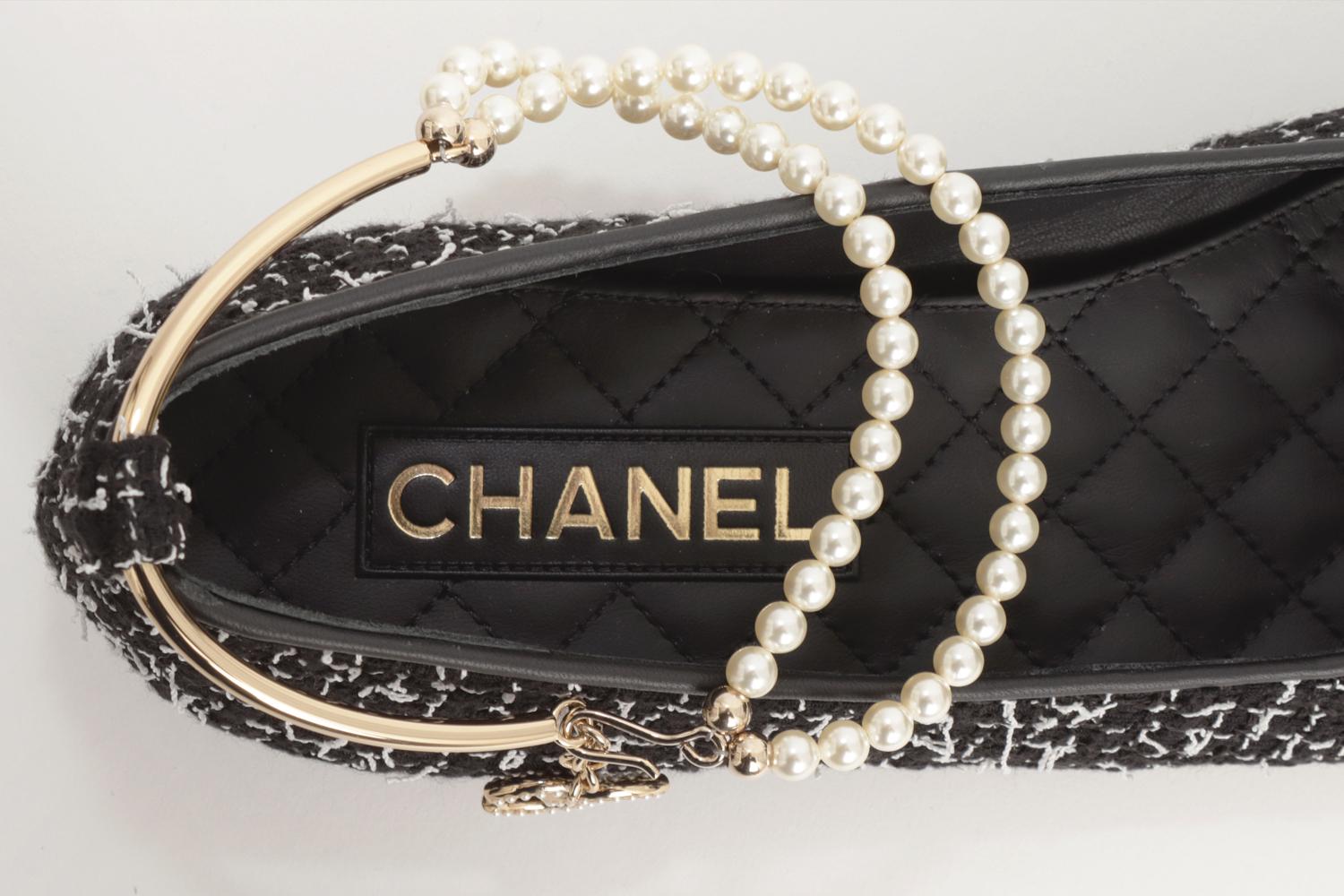 Chanel 2022 Ballerine con cinturini alla caviglia con charme nero & bianco 40.5 New Box in vendita 4