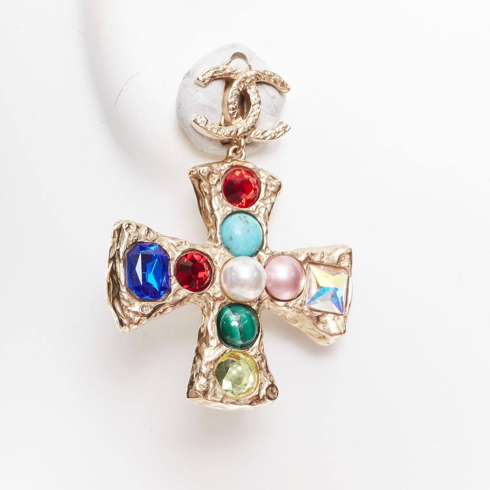 CHANEL 2022 Bijoux de Couture Orecchini Cross CC crucifix clip on earrings Pair en vente 1