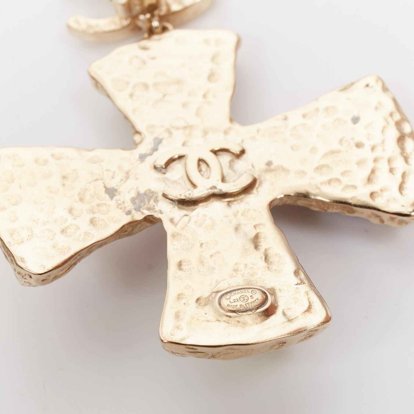 CHANEL 2022 Bijoux de Couture Orecchini Cross CC crucifix clip on earrings Pair en vente 2
