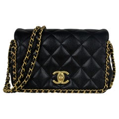 Chanel 2022 Schwarze gesteppte Mini-Klappentasche mit Kette in Kaviar