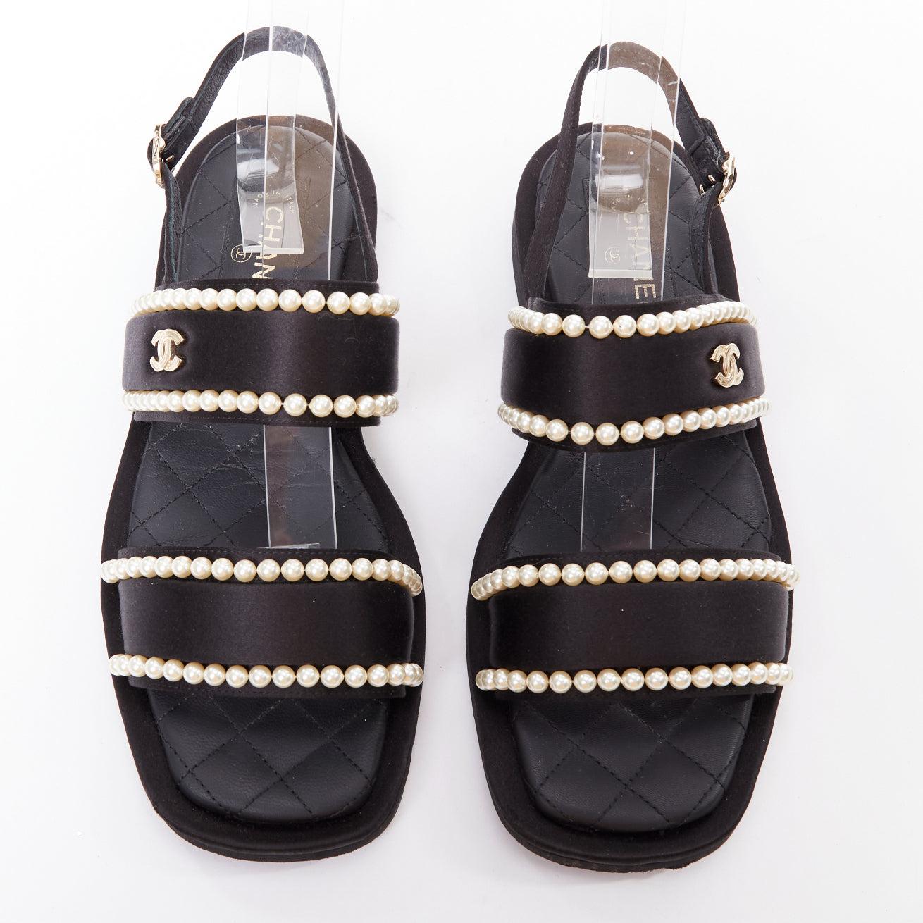 CHANEL 2022 noir perle embellie satin CC plat dad sandales EU36.5
Référence : TGAS/E00985
Marque : Chanel
Designer : Virginie Viard
Collectional : 2022 Cruise
Matière : Satin
Couleur : noir, perle
Motif : Solide
Fermeture : Bracelet de