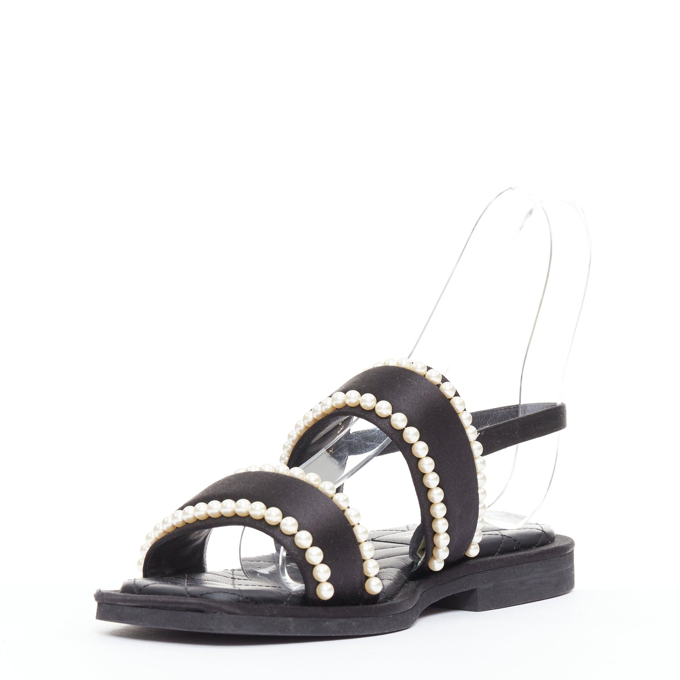 CHANEL 2022 noir perle embellie satin CC plat dad sandales EU36.5 Excellent état - En vente à Hong Kong, NT