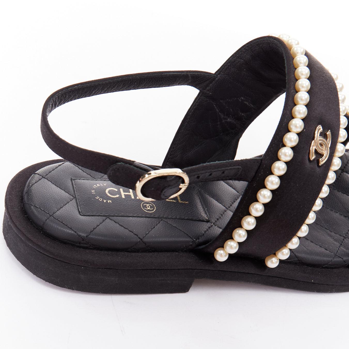 CHANEL 2022 noir perle embellie satin CC plat dad sandales EU36.5 en vente 2