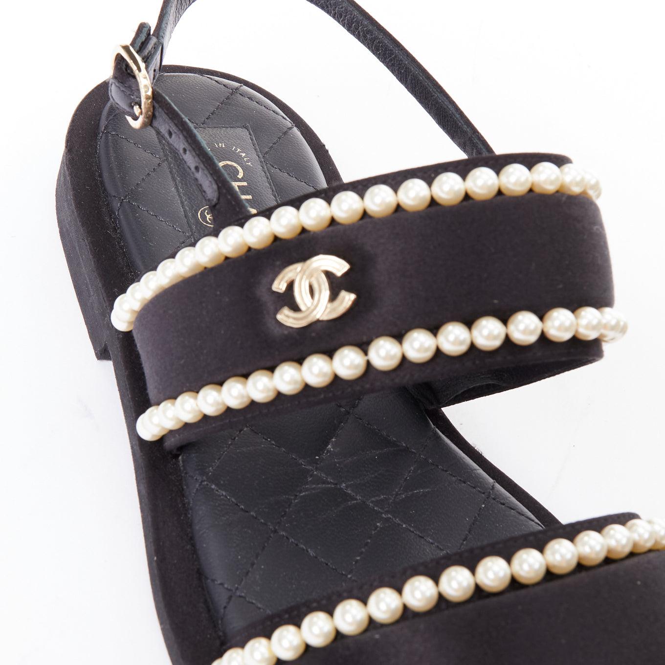 CHANEL 2022 noir perle embellie satin CC plat dad sandales EU36.5 en vente 3