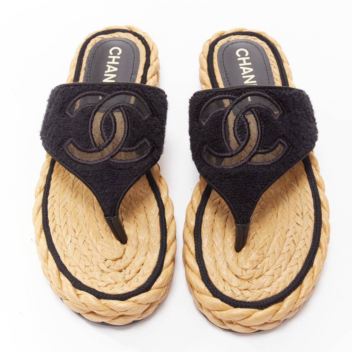 CHANEL 2022 black towelling CC mesh espadrille thong platform sandals EU37
Reference: LNKO/A02297
Brand: Chanel
Designer: Virginie Viard
Collection: 2022
Material: Fabric, Straw
Color: Black, Brown
Pattern: Solid
Closure: Slip On
Lining: Brown
Extra