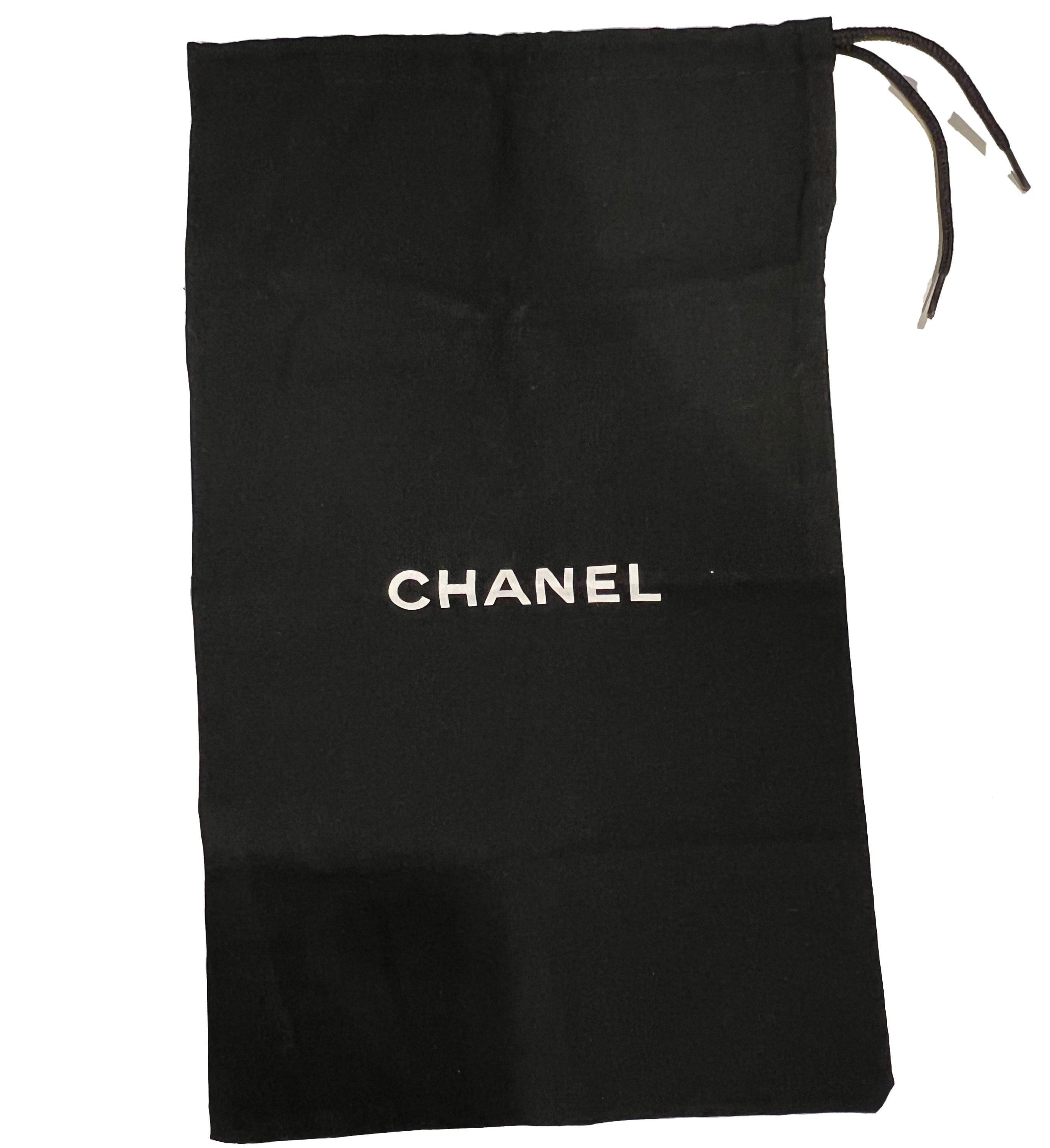 Women's or Men's Chanel 2022 Black & White Enamel Gold Plated Logo Belt For Sale