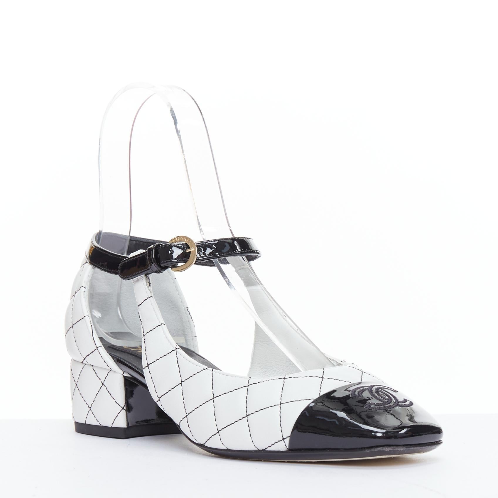 CHANEL 2022 schwarz weiß gesteppt patent cap toe maryjane absätze EU36.5
Referenz: KYCG/A00060
Marke: Chanel
Designer: Virginie Viard
MATERIAL: Leder
Farbe: Schwarz, Weiß
Muster: Logomania
Verschluss: Knöchelriemen
Innenfutter: Schwarzes