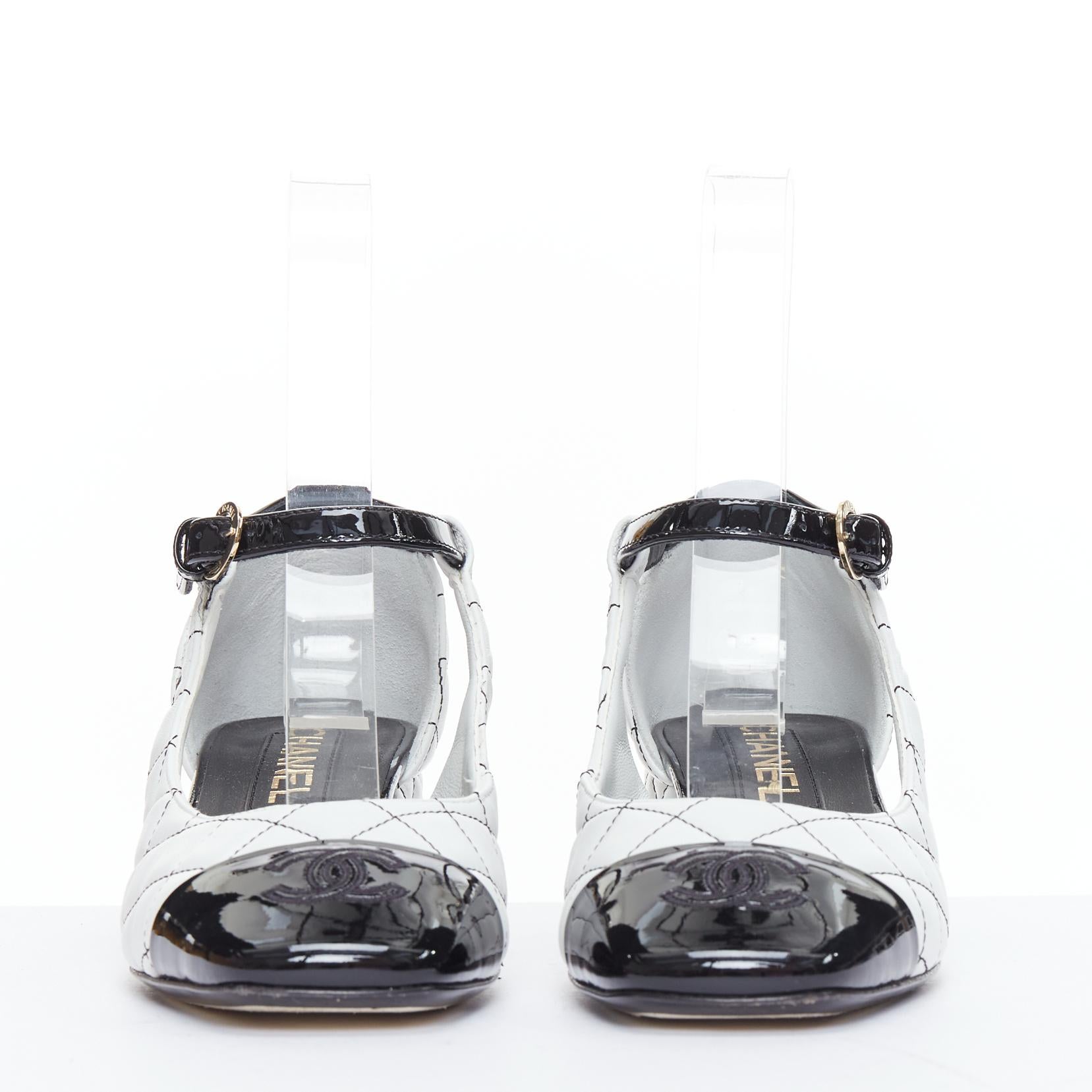 CHANEL 2022 schwarz weiß gesteppt patent cap toe maryjane absätze EU36.5 (Grau) im Angebot