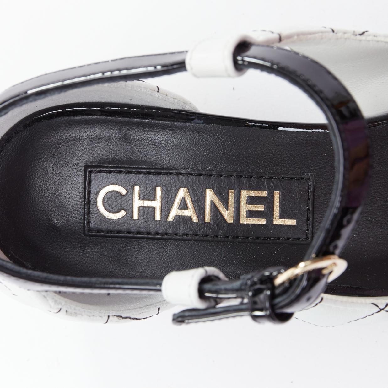 CHANEL 2022 schwarz weiß gesteppt patent cap toe maryjane absätze EU36.5 im Angebot 4
