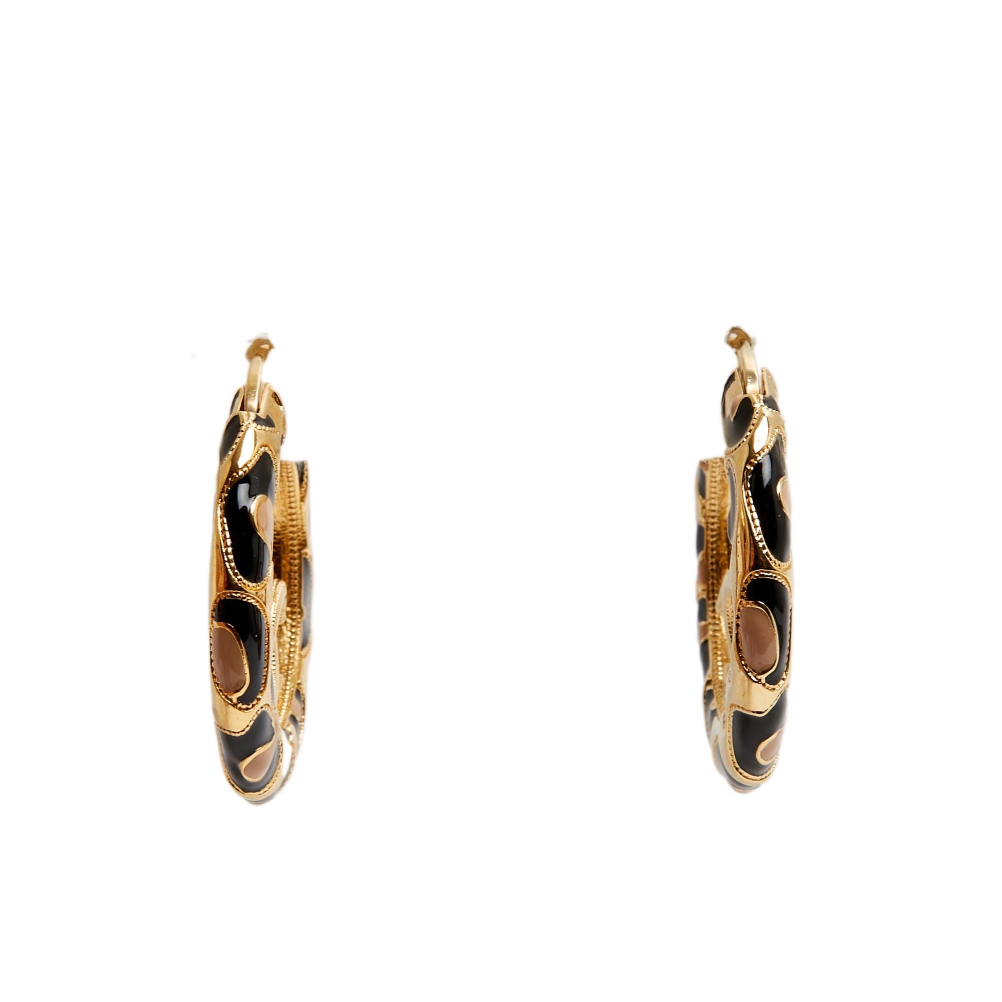 Pair of Chanel 2022 hoop earrings in gold-plated metal decorated with multicolored leopard-print enamel and a CC logo in the center. Diameter of the earrings: 2.65 cm. The earrings come without an invoice or original packaging, but they are in