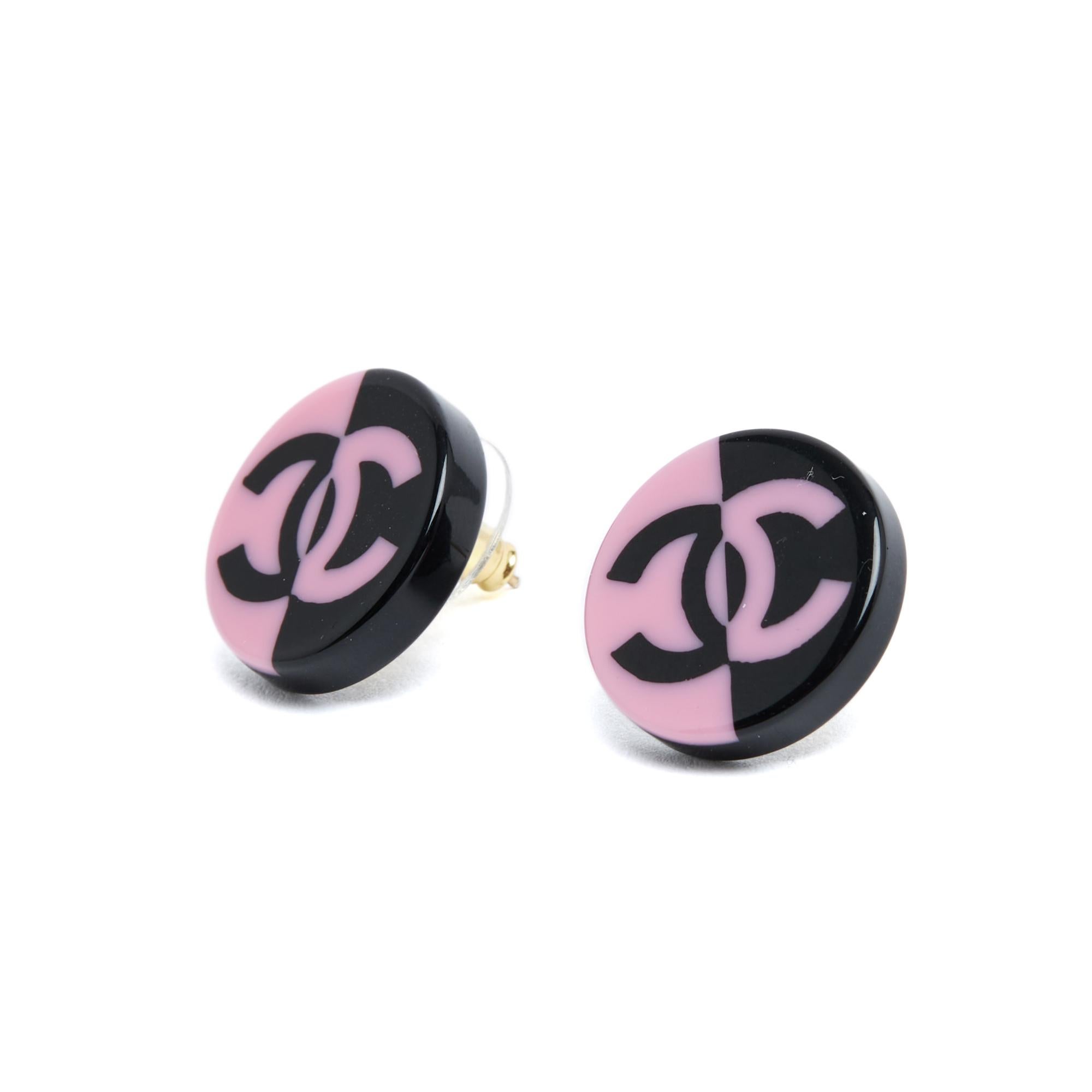 Chanel stud earrings from the AH2022 collection in pink and black resin with a CC logo motif, gold-plated metal post and clasp. Diameter 2 cm. The earrings are delivered without an invoice or original packaging, but they are perfectly authentic and