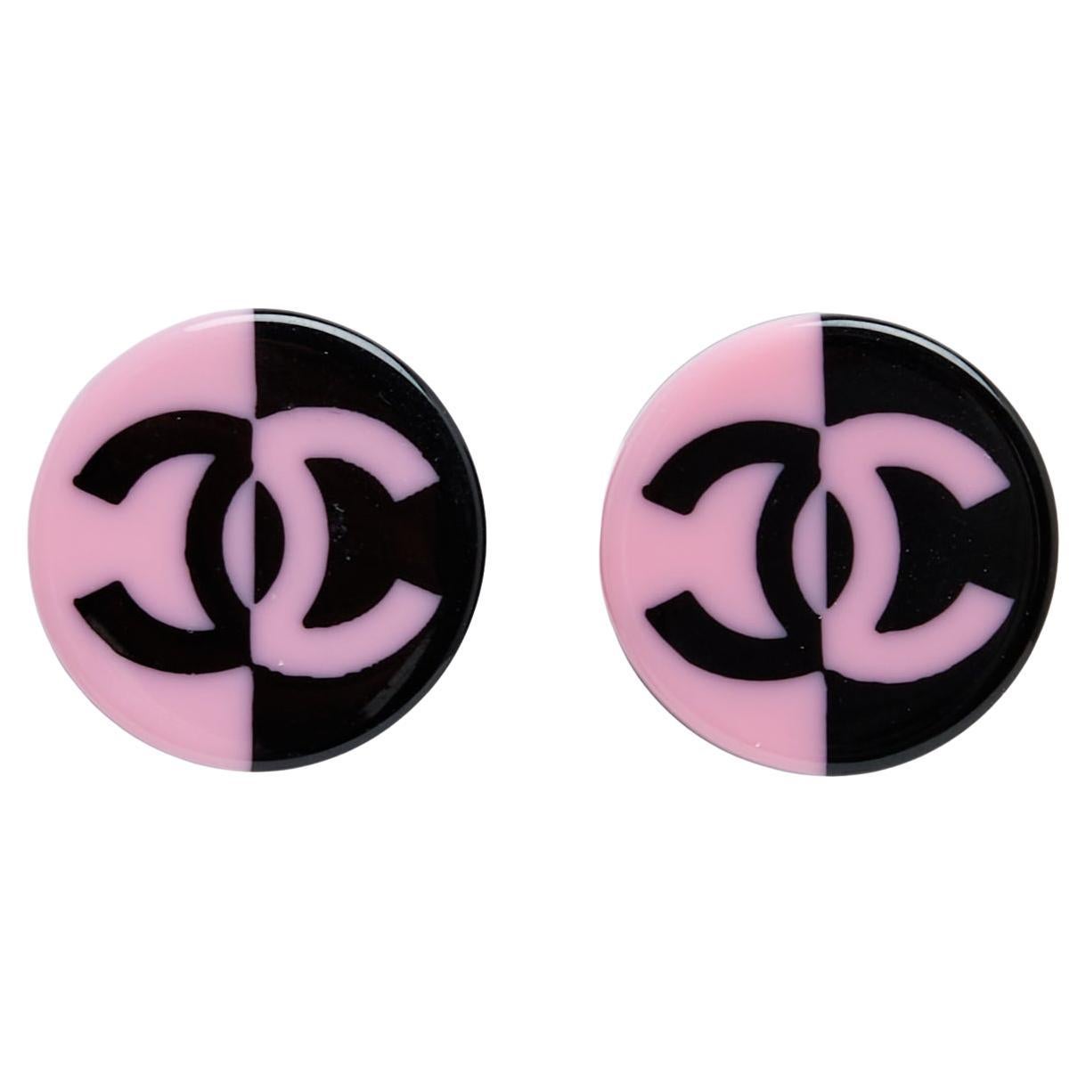 Chanel 2022 Boucles oreilles clou CC pink black resin Stud earrings For Sale