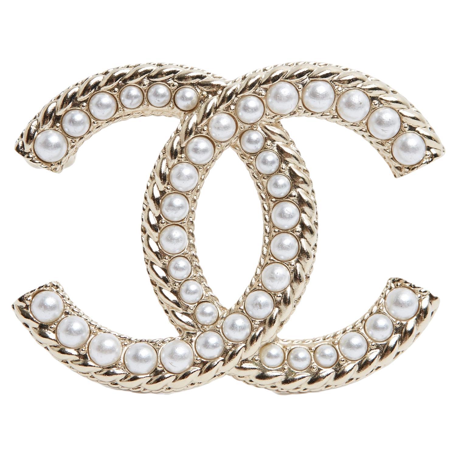 Chanel 2022 Broche perles CC Spilla in metallo dorato chiaro e perle fantasia
