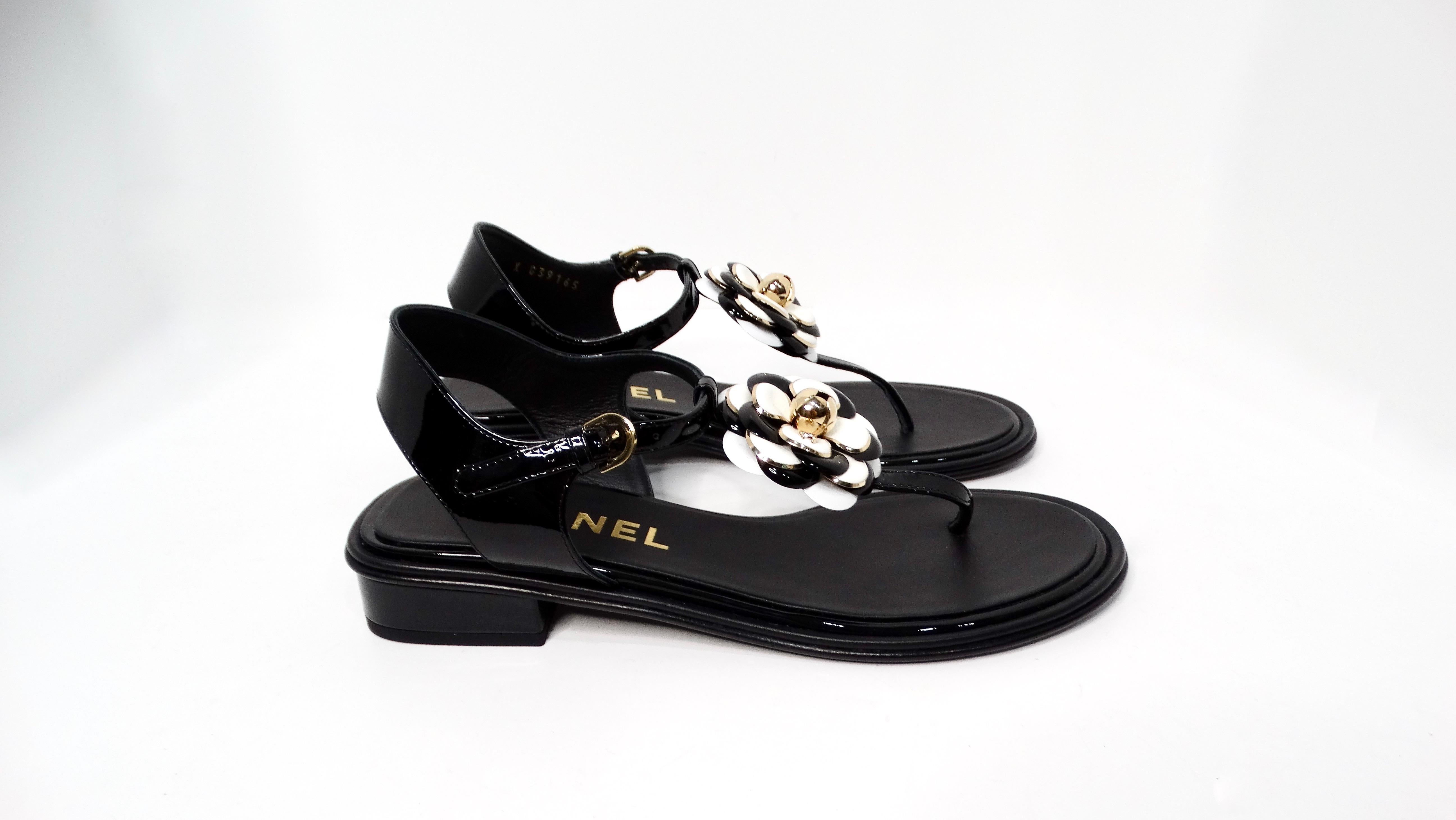 Chanel 2022 Camellia Patent Leather Sandals In Good Condition In Scottsdale, AZ