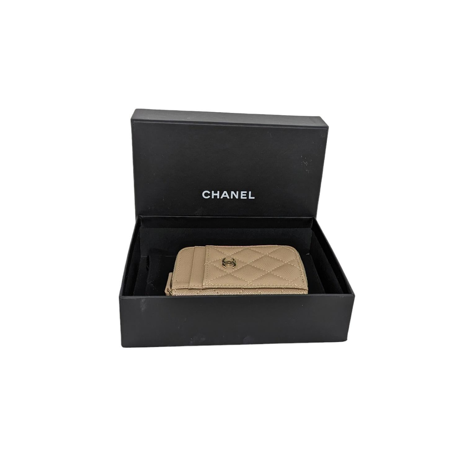 Chanel 2022 Caviar matelassé Porte-cartes à fermeture éclair beige en vente 2